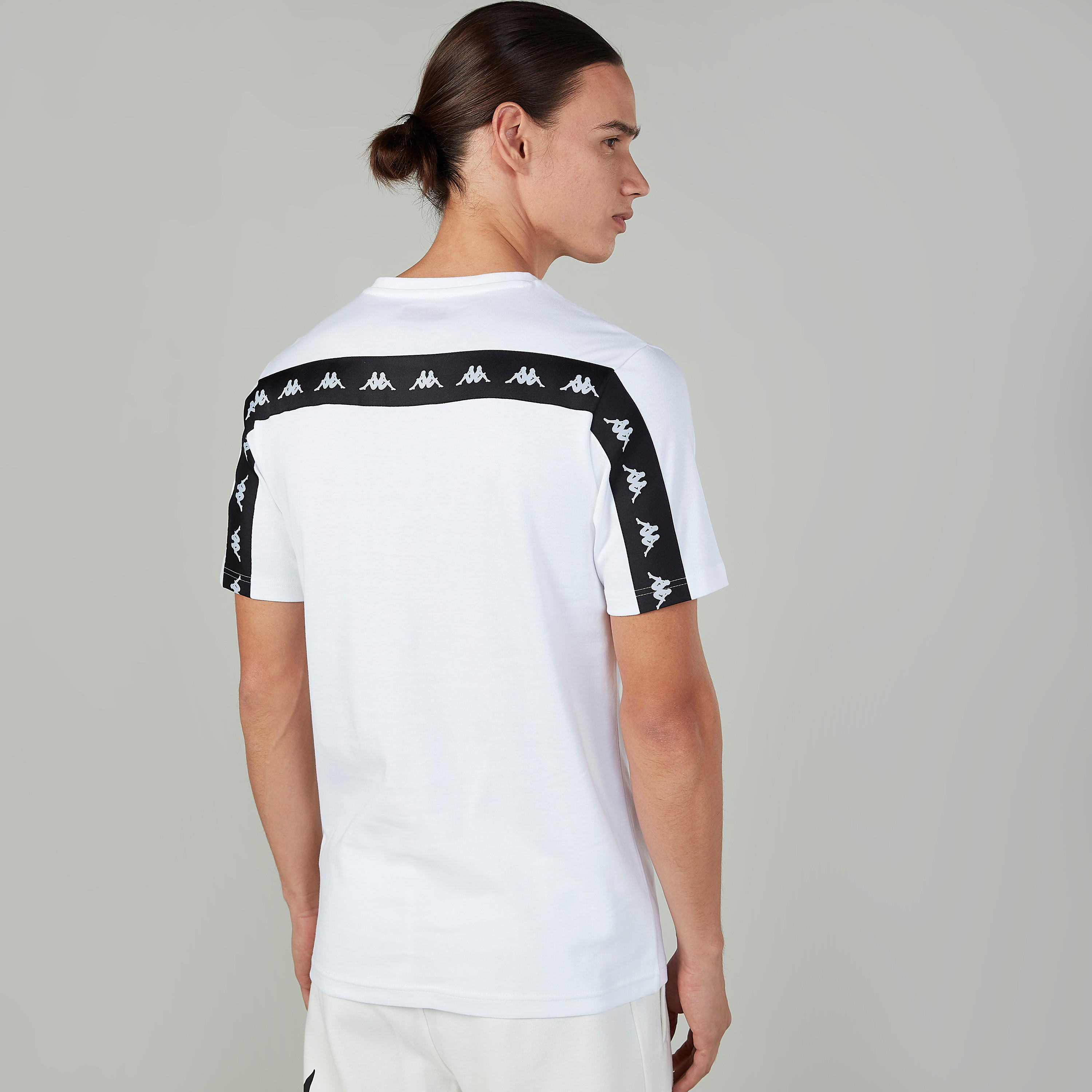 تيشيرت بياقة مستديرة وأكمام قصيرة وطبعات من كابا-men-clothing-sportswearandactivewear-tshirtsandpolos-image-4