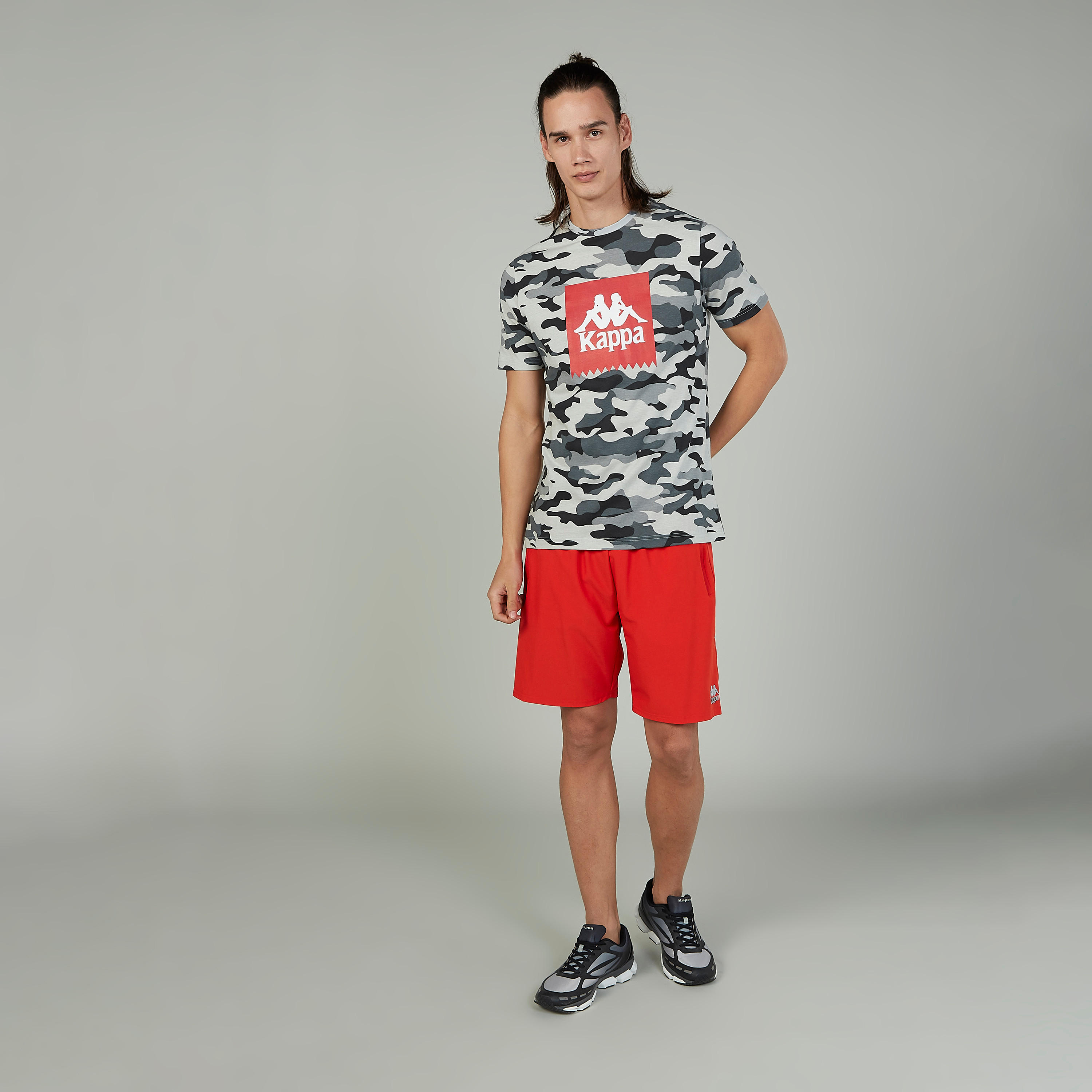تيشيرت بياقة مستديرة وأكمام قصيرة وطبعات من كابا-men-clothing-sportswearandactivewear-tshirtsandpolos-image-3