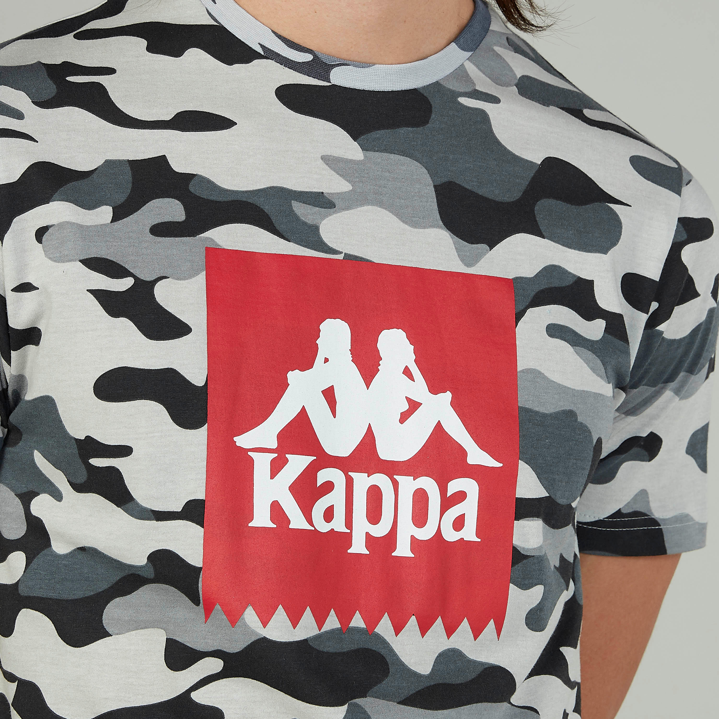 تيشيرت بياقة مستديرة وأكمام قصيرة وطبعات من كابا-men-clothing-sportswearandactivewear-tshirtsandpolos-image-2