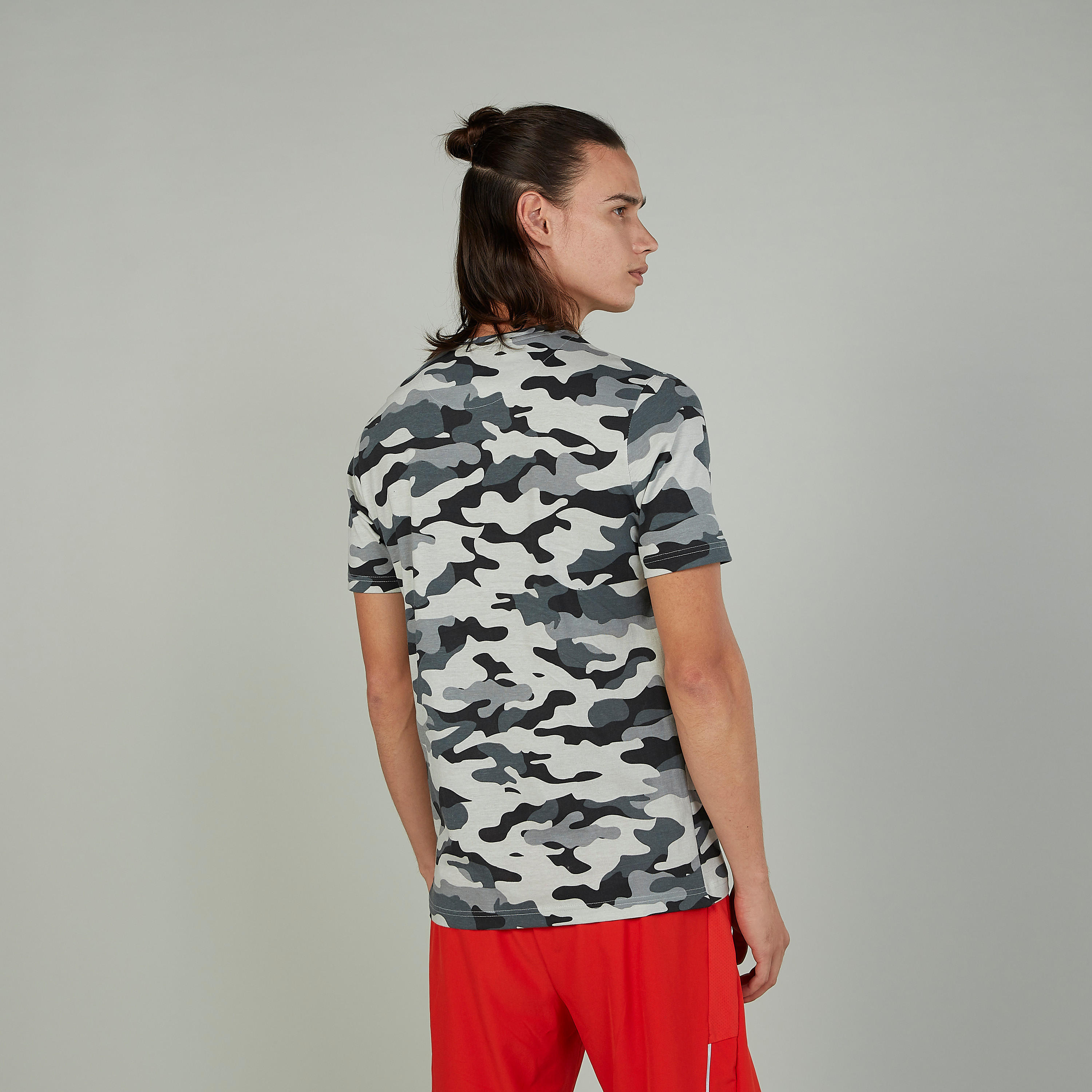 تيشيرت بياقة مستديرة وأكمام قصيرة وطبعات من كابا-men-clothing-sportswearandactivewear-tshirtsandpolos-image-1