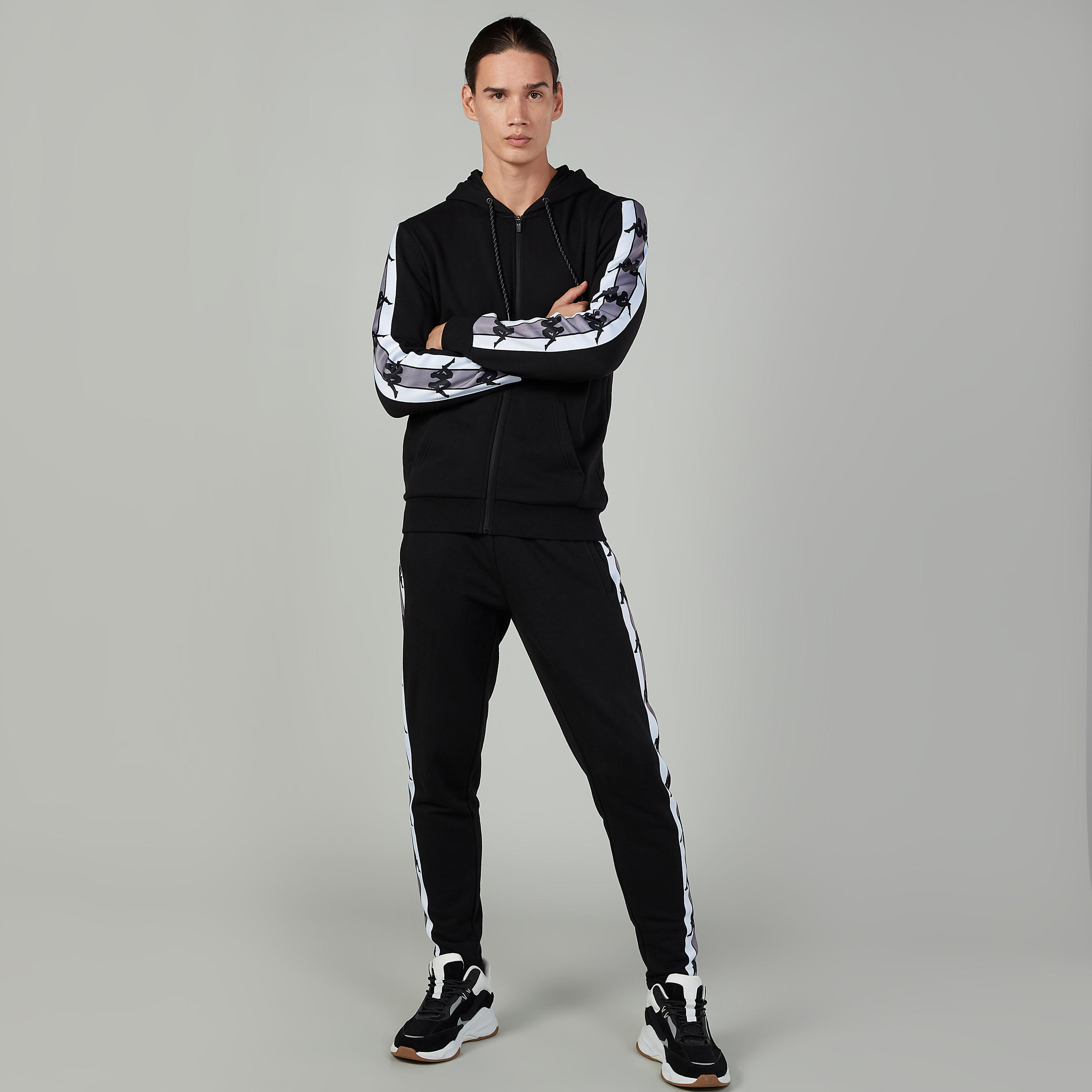 جاكيت بأكمام طويلة وشريطة وطبعات من كابا-men-winterwear-hoodiesandsweatshirts-image-2