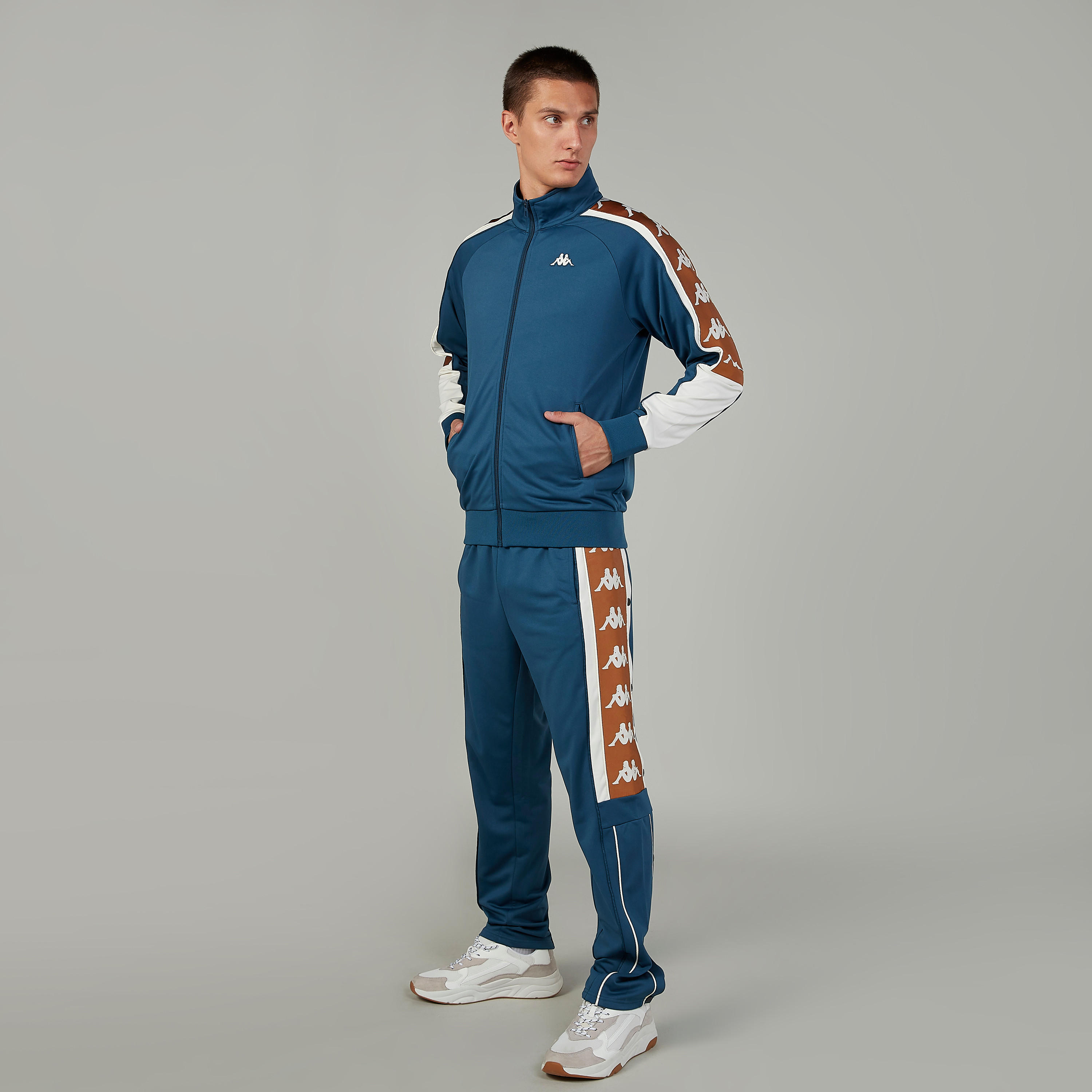 جاكيت بطبعات وأكمام طويلة وجيوب من كابا-men-clothing-jacketsandblazers-jackets-image-2