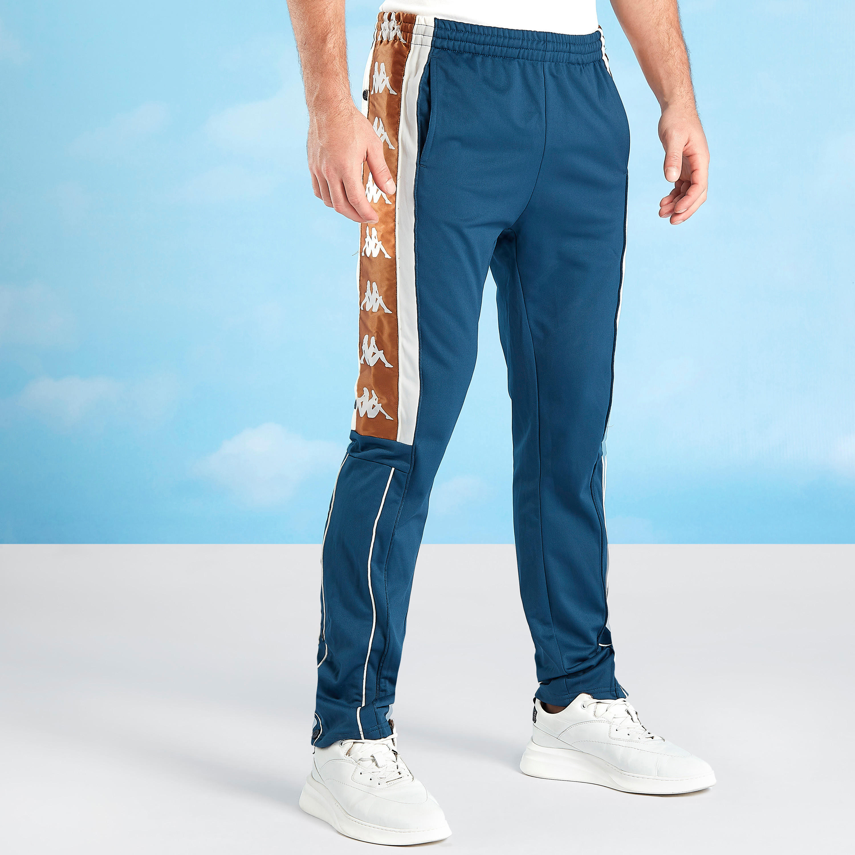 بنطلون رياضي طويل بخصر مطّاطي وجيوب وطبعات من كابا-men-clothing-sportswearandactivewear-bottoms-image-1