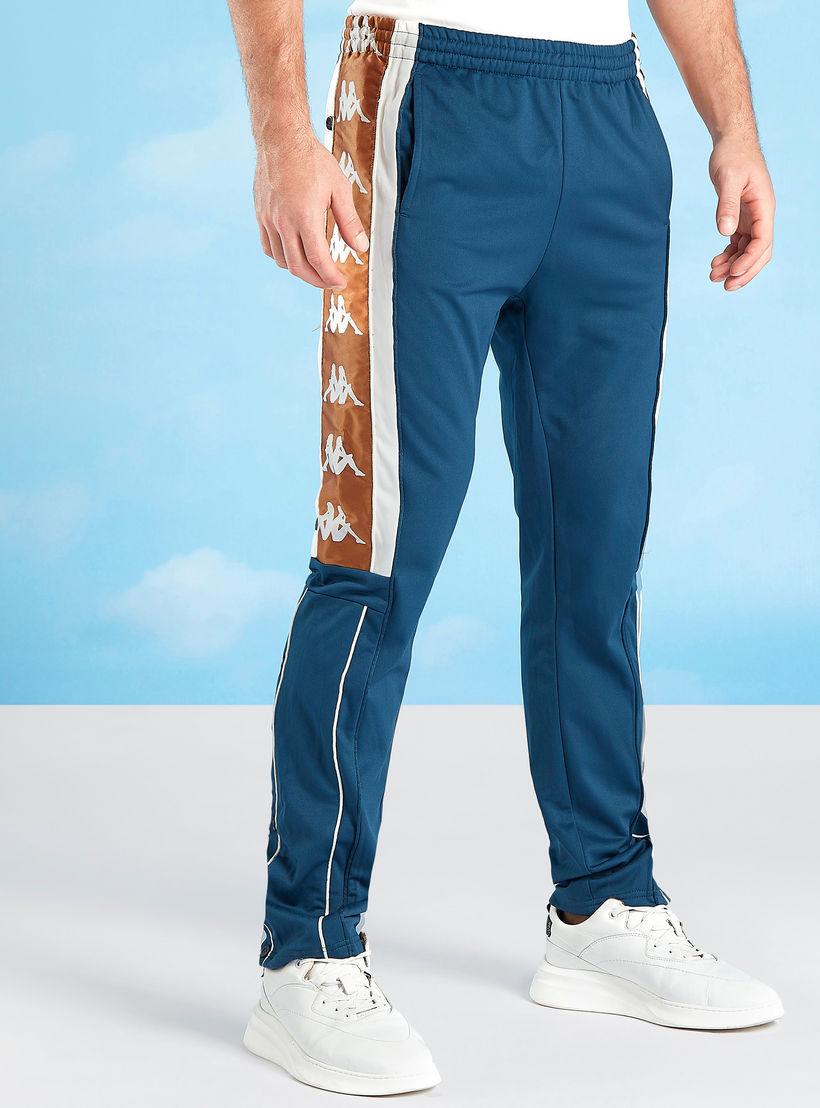 بنطلون رياضي طويل بخصر مطّاطي وجيوب وطبعات من كابا-men-clothing-sportswearandactivewear-bottoms-image-1