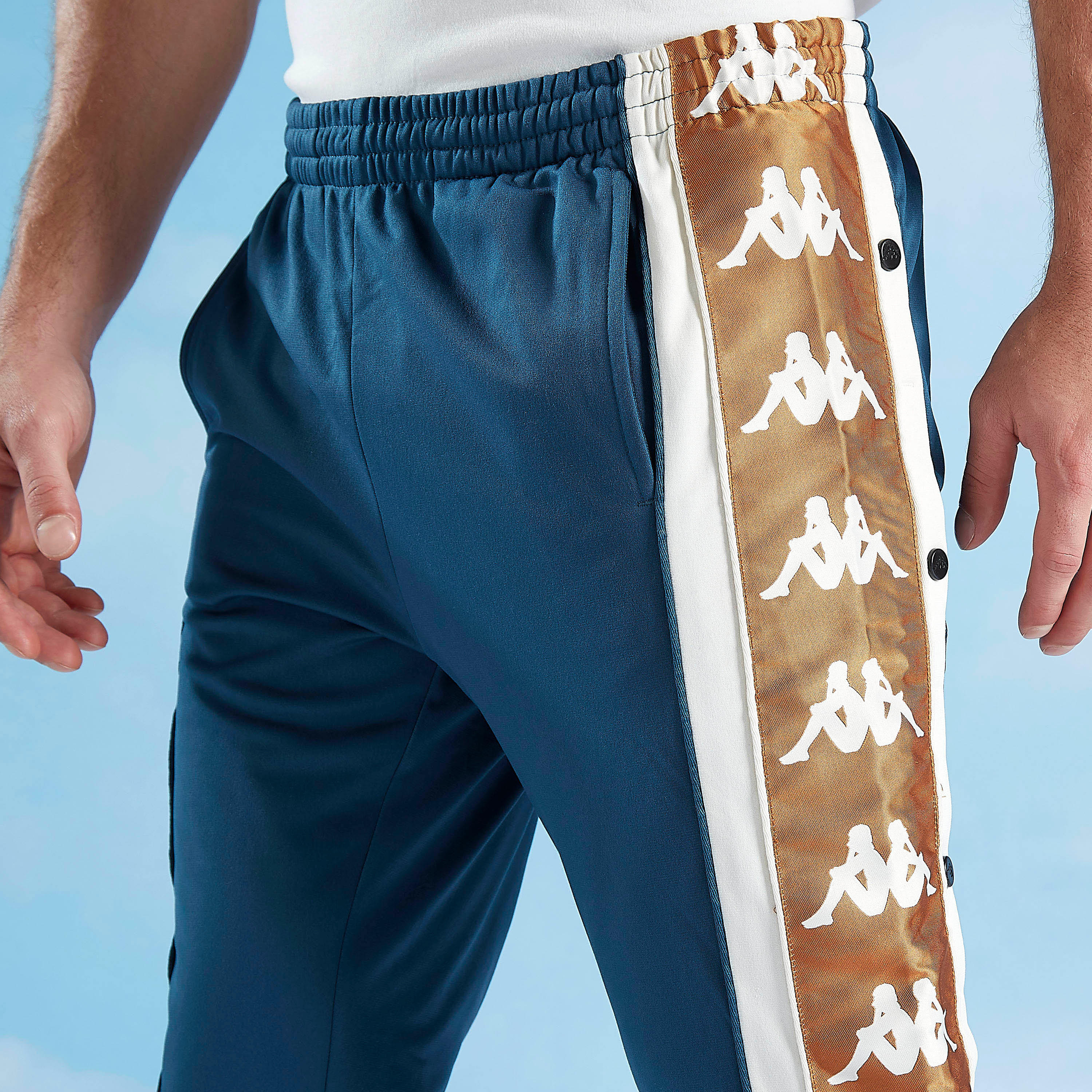 بنطلون رياضي طويل بخصر مطّاطي وجيوب وطبعات من كابا-men-clothing-sportswearandactivewear-bottoms-image-3