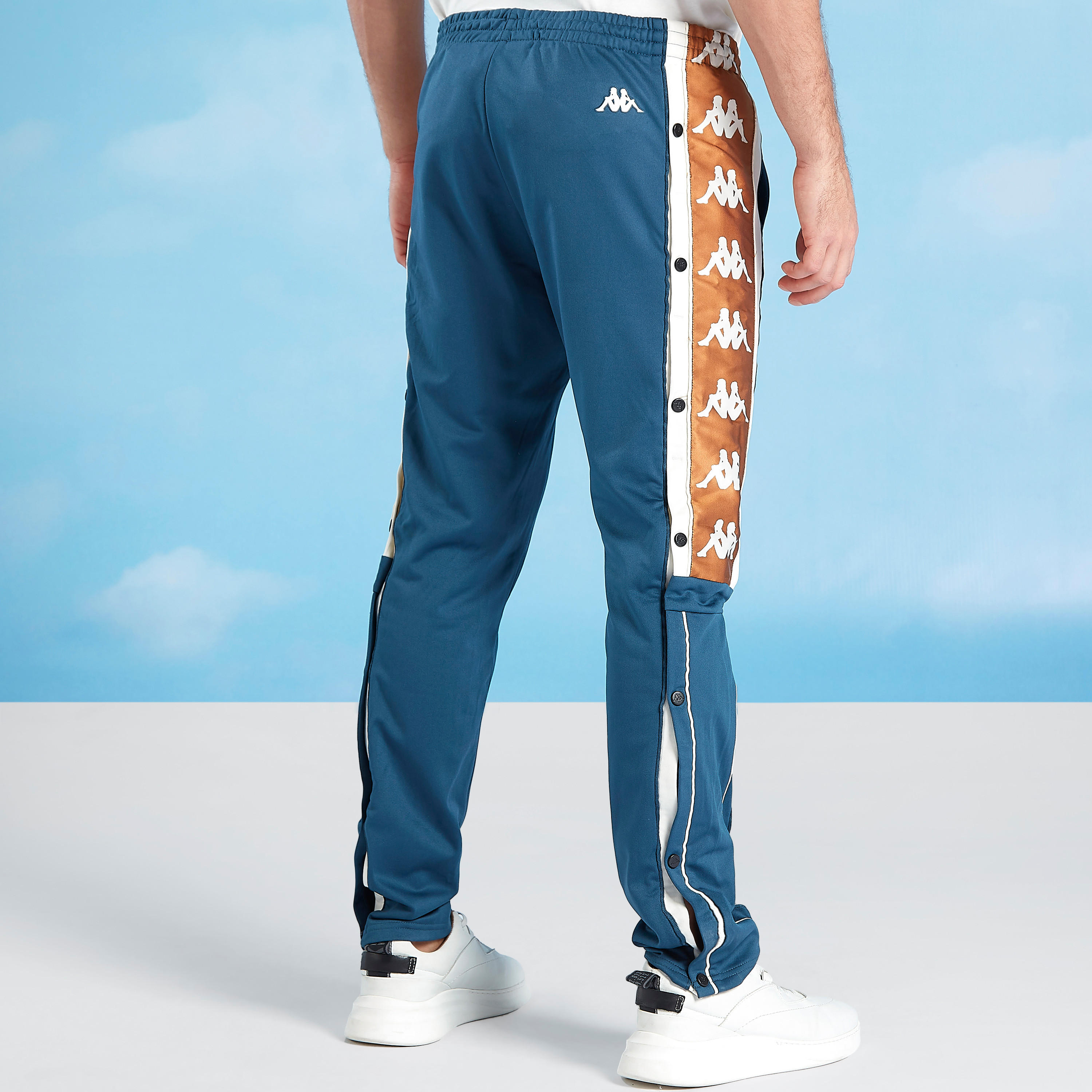 بنطلون رياضي طويل بخصر مطّاطي وجيوب وطبعات من كابا-men-clothing-sportswearandactivewear-bottoms-image-4