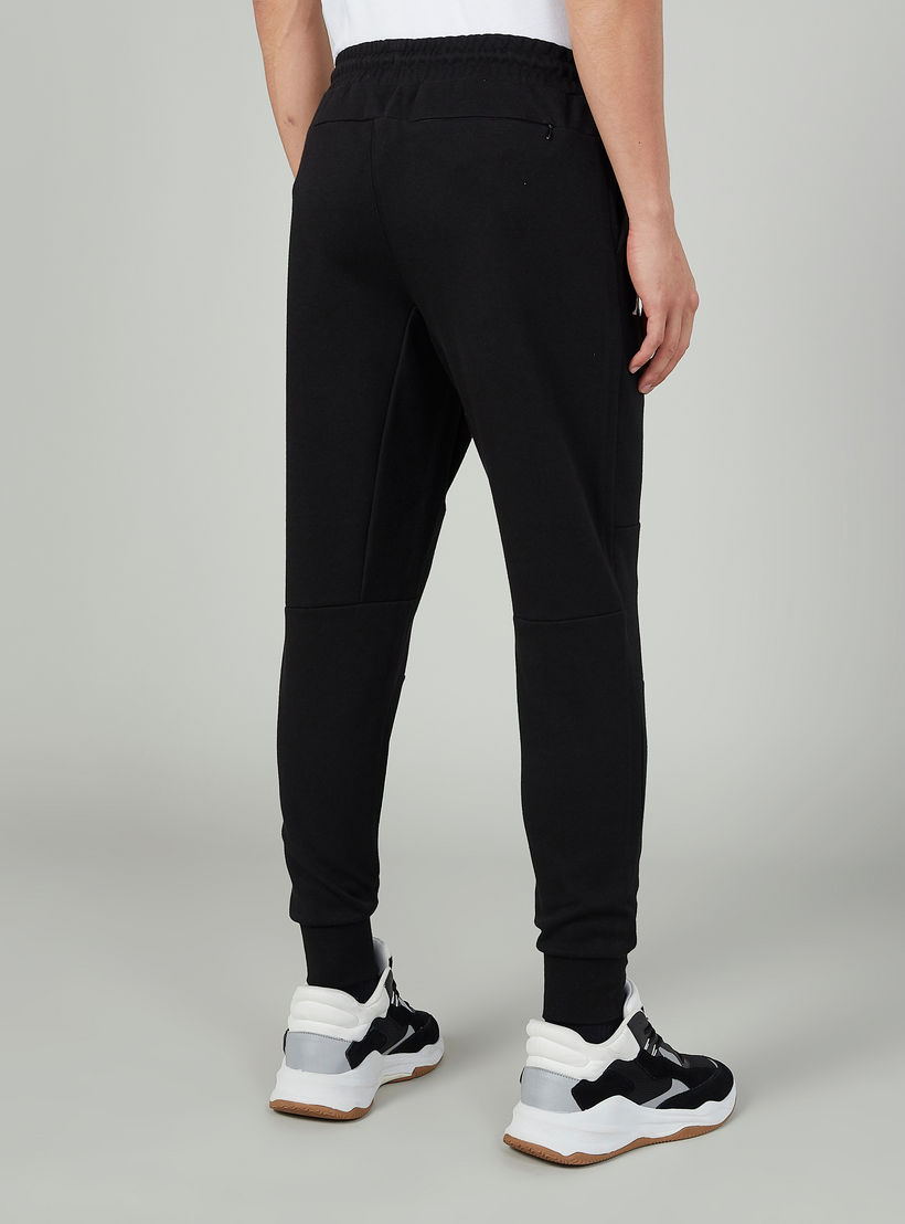 بنطلون رياضي سادة بسحّاب وجيوب من كابا-men-clothing-bottoms-joggers-image-4