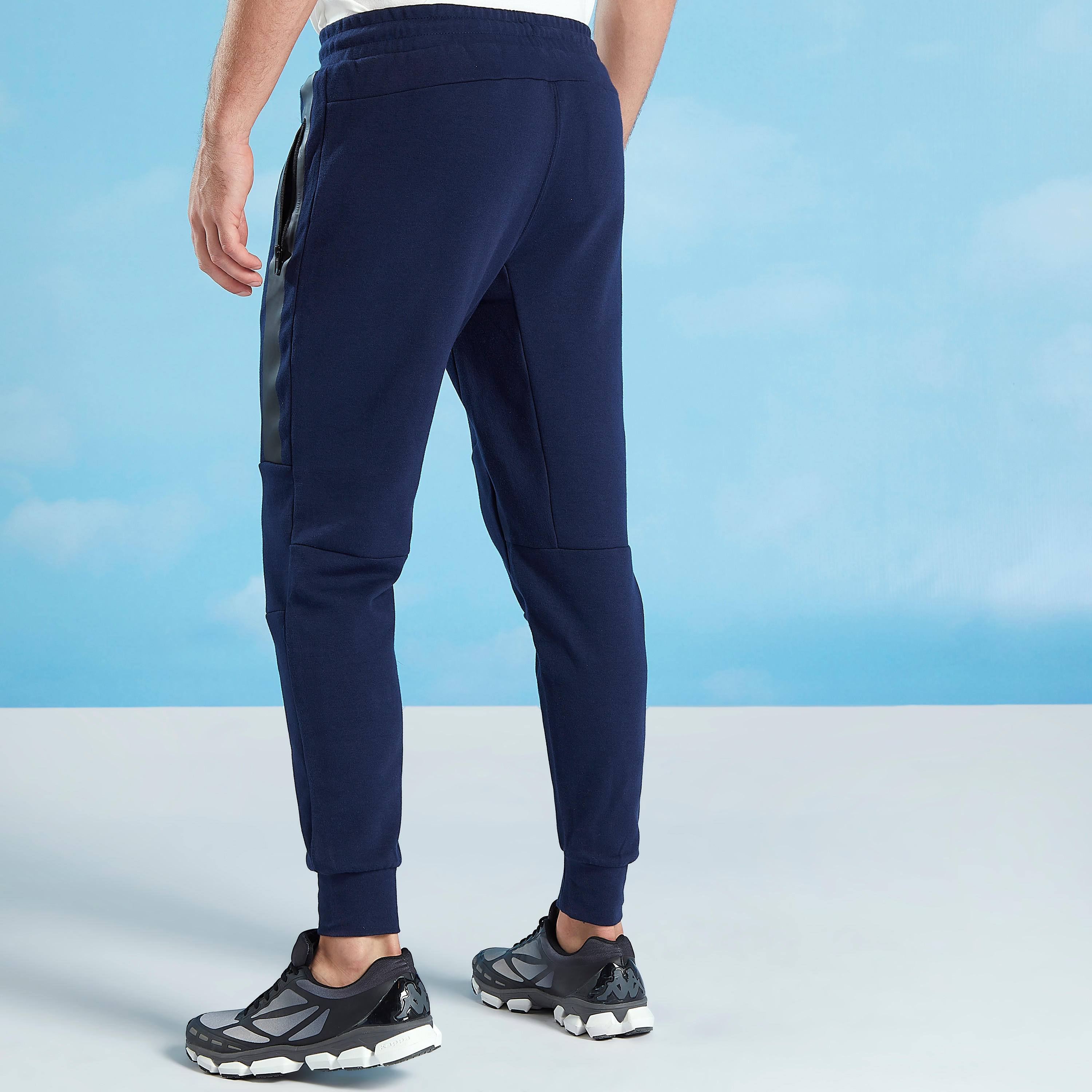 بنطلون رياضي سادة بسحّاب وجيوب من كابا-men-clothing-bottoms-joggers-image-5