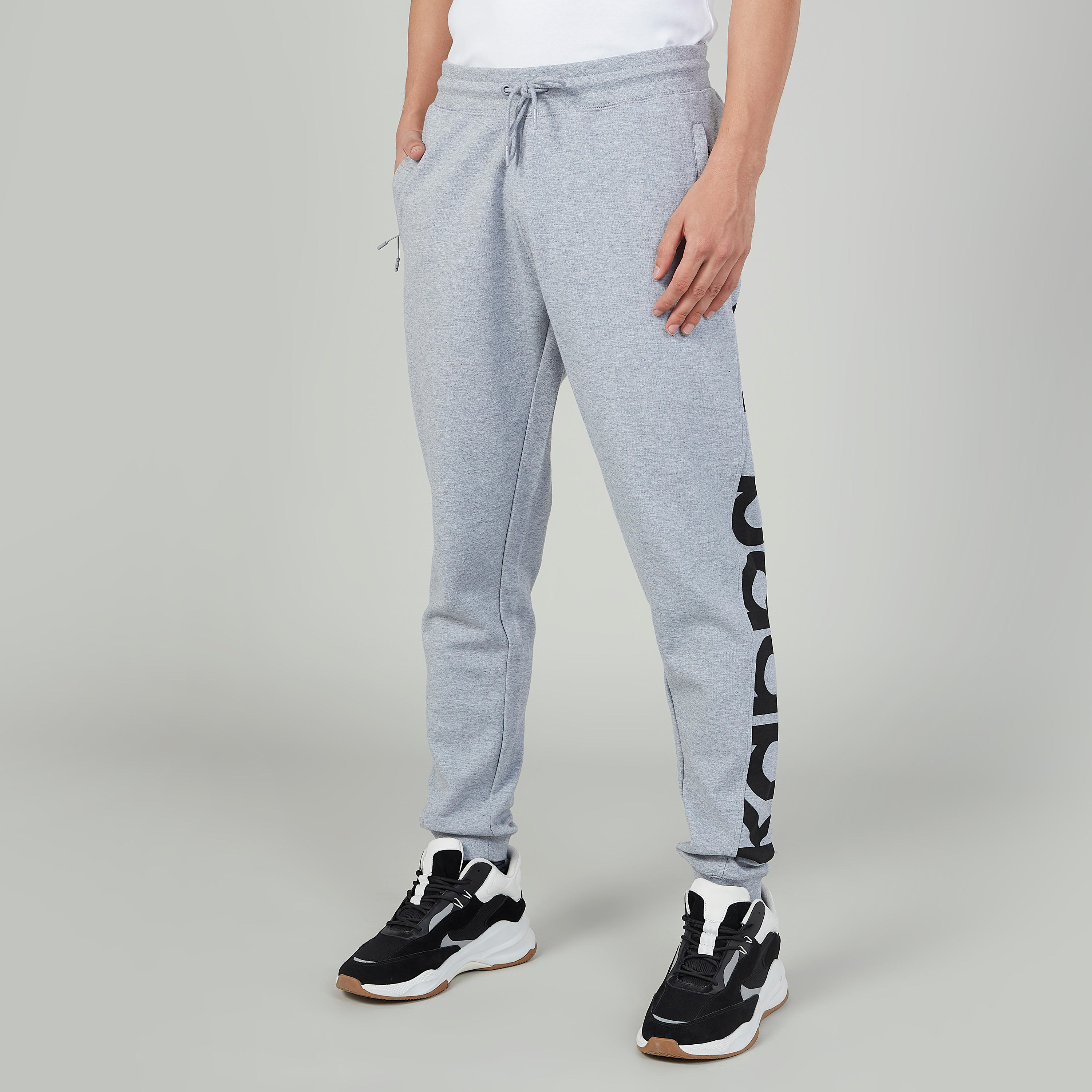 بنطلون رياضي برباط وجيوب وطبعات من كابا-men-clothing-bottoms-joggers-image-1