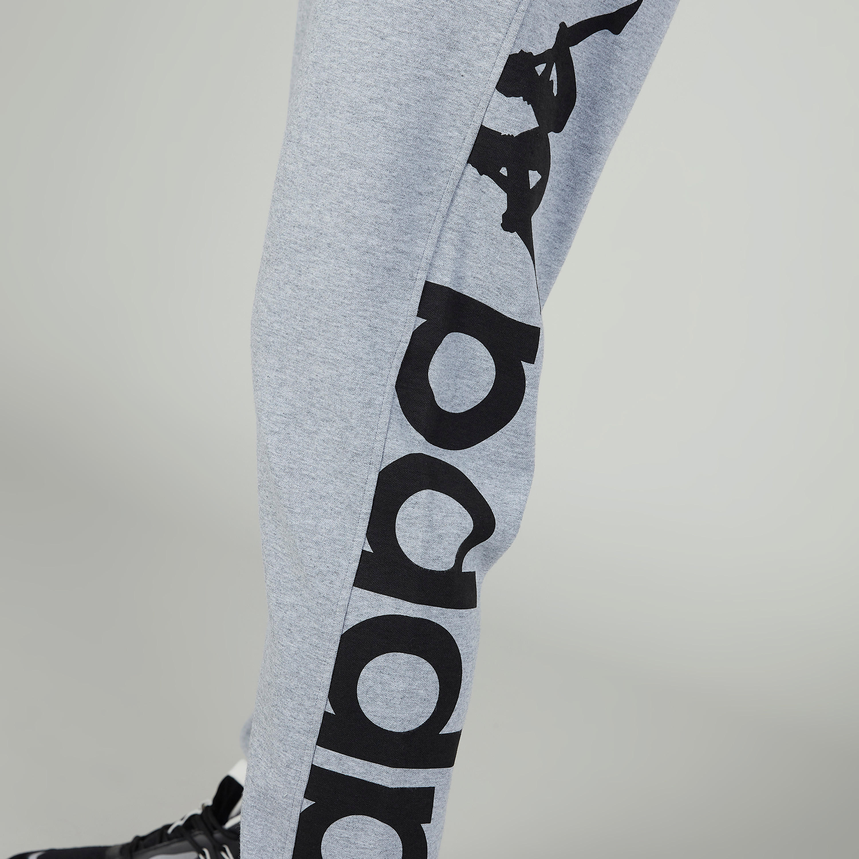 بنطلون رياضي برباط وجيوب وطبعات من كابا-men-clothing-bottoms-joggers-image-3