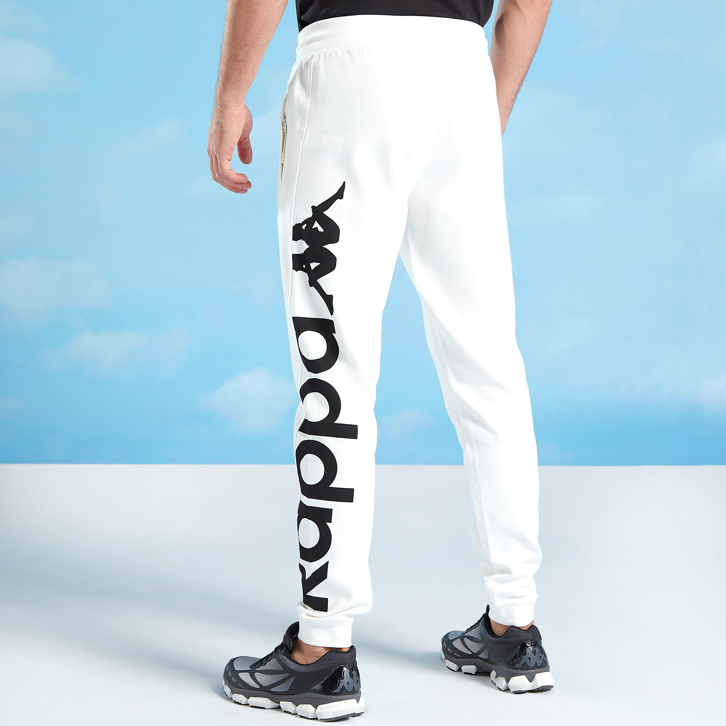 بنطلون رياضي برباط وجيوب وطبعات من كابا-men-clothing-bottoms-joggers-image-1
