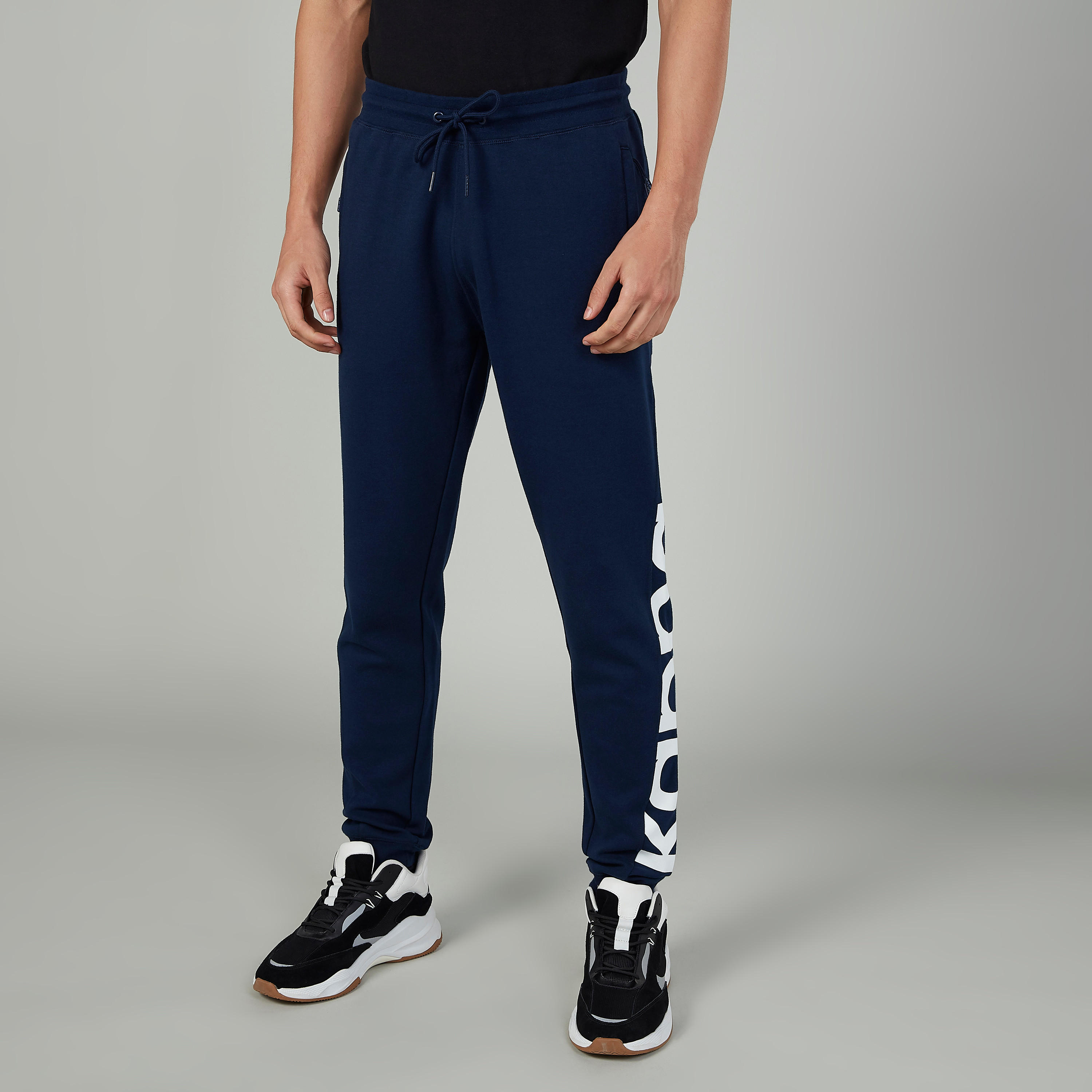 بنطلون رياضي برباط وجيوب وطبعات من كابا-men-clothing-sportswearandactivewear-bottoms-image-1