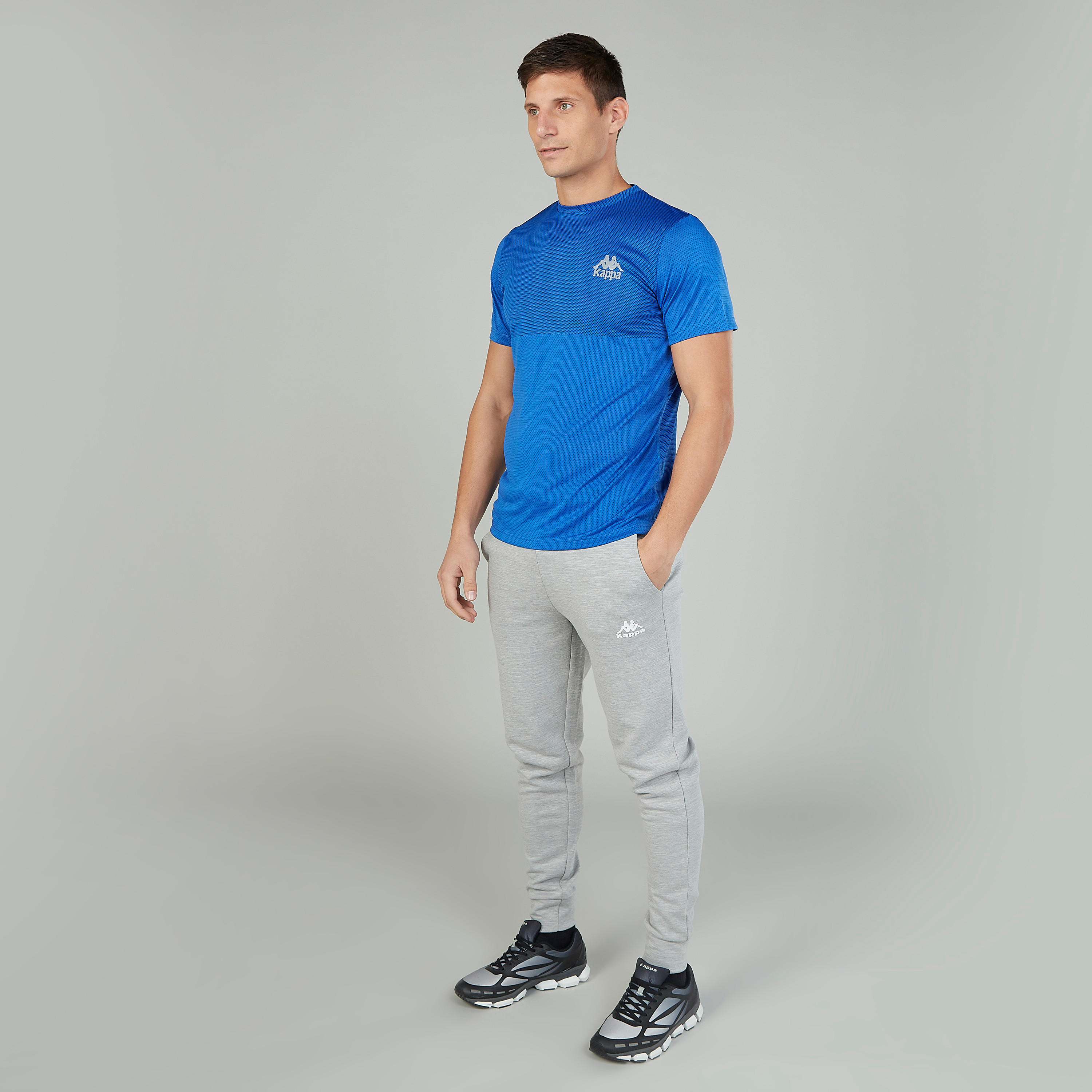 تيشيرت بياقة ضيّقة وأكمام قصيرة وطبعات من كابا-men-clothing-sportswearandactivewear-tshirtsandpolos-image-2