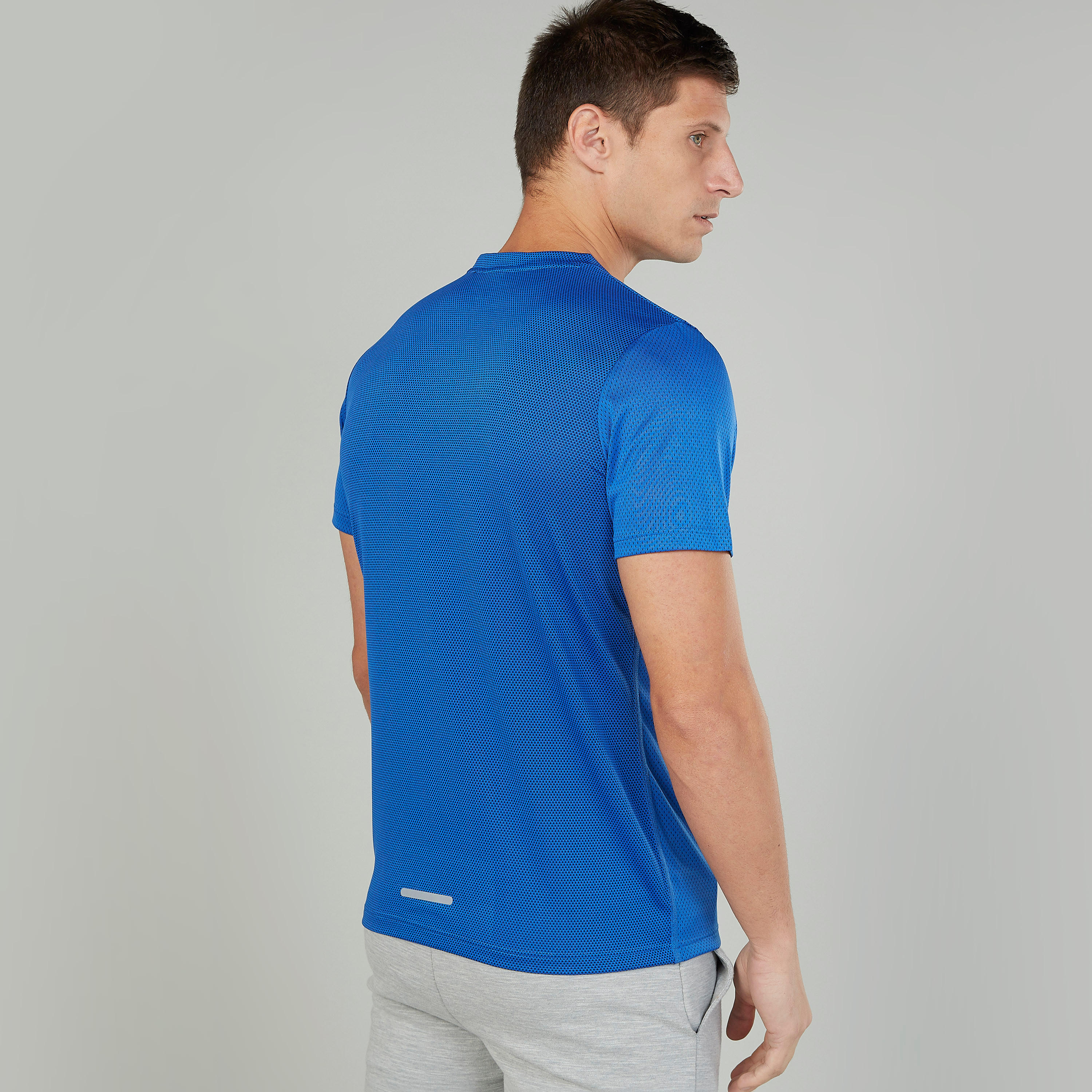 تيشيرت بياقة ضيّقة وأكمام قصيرة وطبعات من كابا-men-clothing-sportswearandactivewear-tshirtsandpolos-image-4