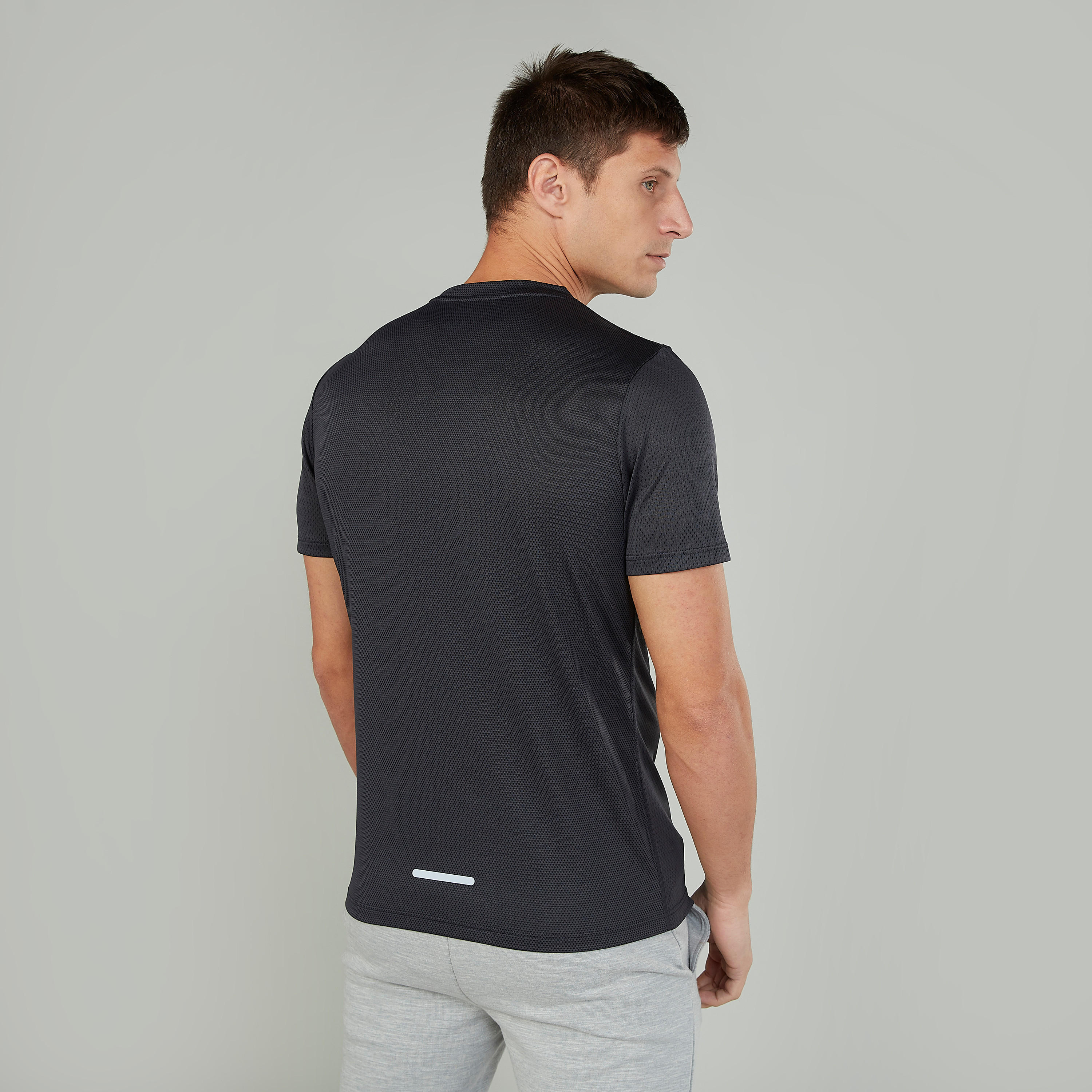 تيشيرت بياقة مستديرة وأكمام قصيرة وطبعات من كابا-men-clothing-sportswearandactivewear-tshirtsandpolos-image-4