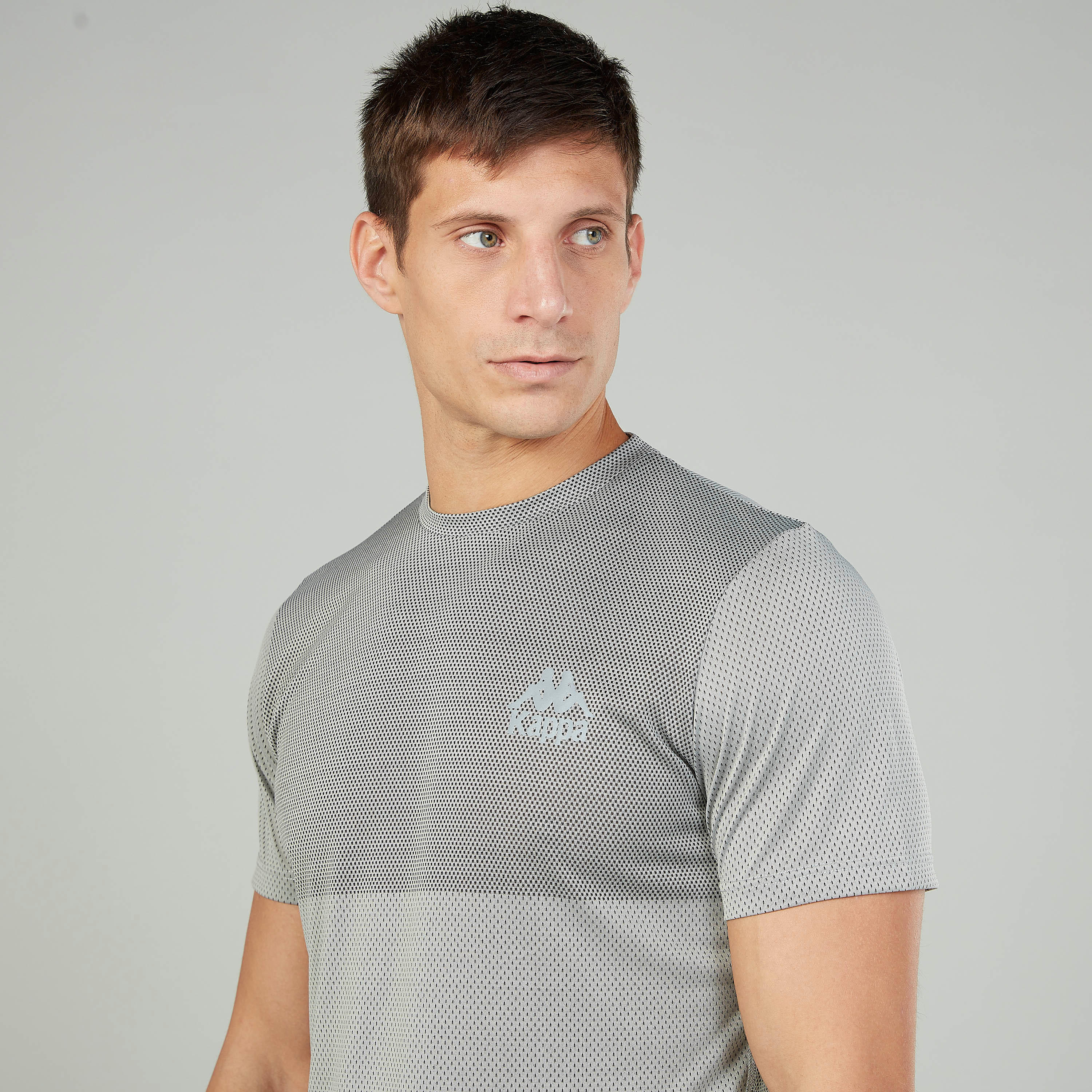 تيشيرت بياقة مستديرة وأكمام قصيرة وطبعات من كابا-men-clothing-sportswearandactivewear-tshirtsandpolos-image-2