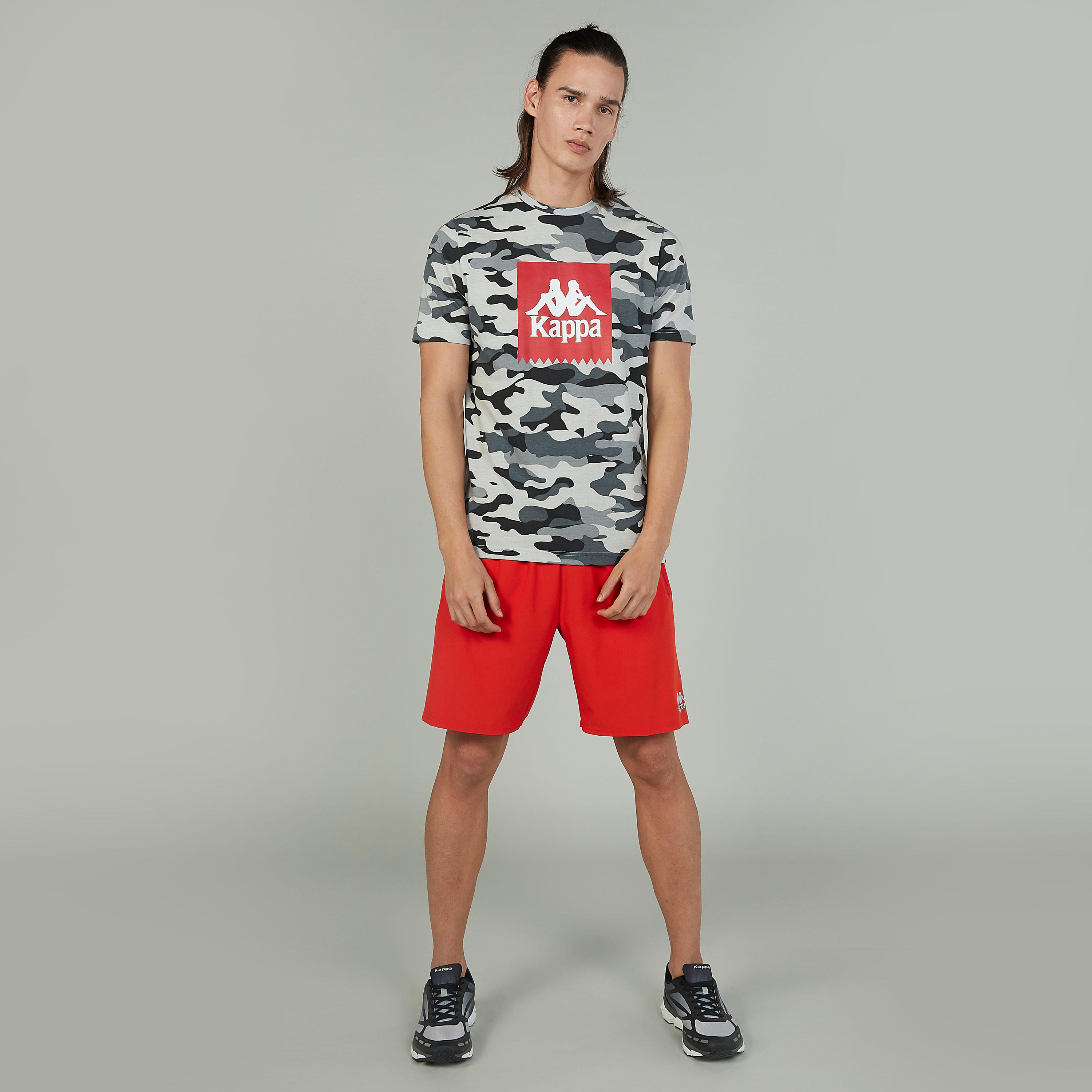 شورت سادة بخصر مطّاطي وتفاصيل جيب من كابا-men-clothing-sportswearandactivewear-bottoms-image-2