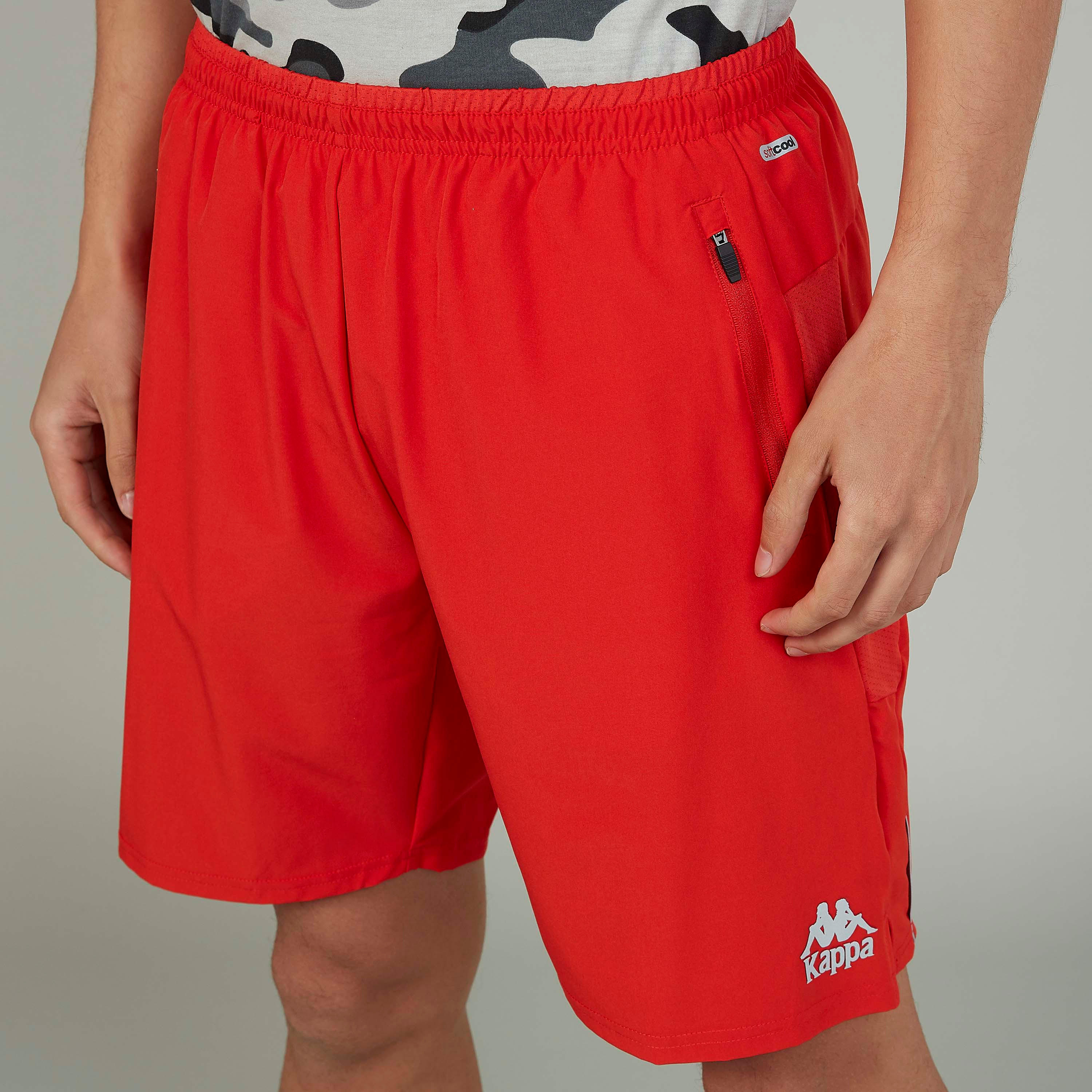 شورت سادة بخصر مطّاطي وتفاصيل جيب من كابا-men-clothing-sportswearandactivewear-bottoms-image-3
