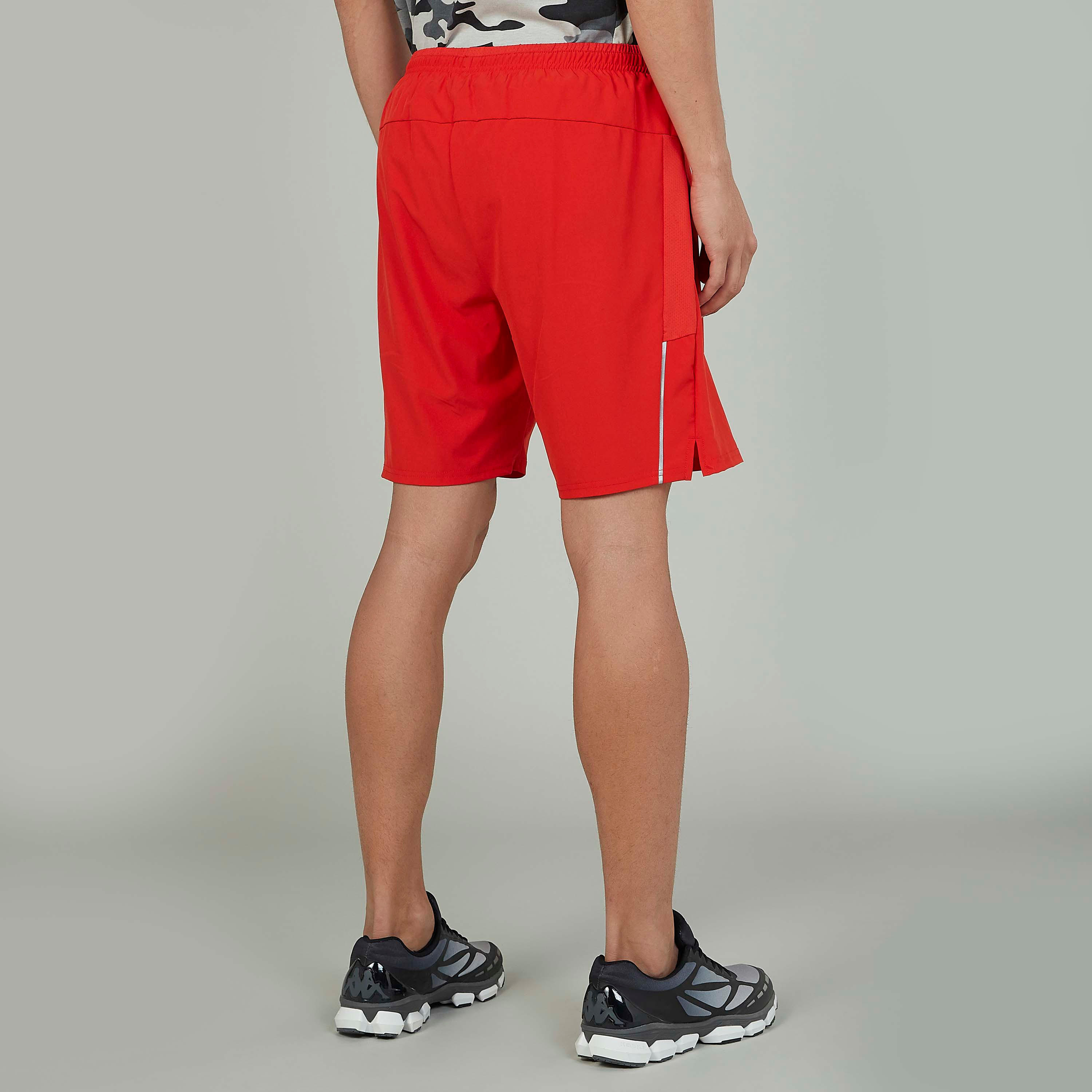 شورت سادة بخصر مطّاطي وتفاصيل جيب من كابا-men-clothing-sportswearandactivewear-bottoms-image-4