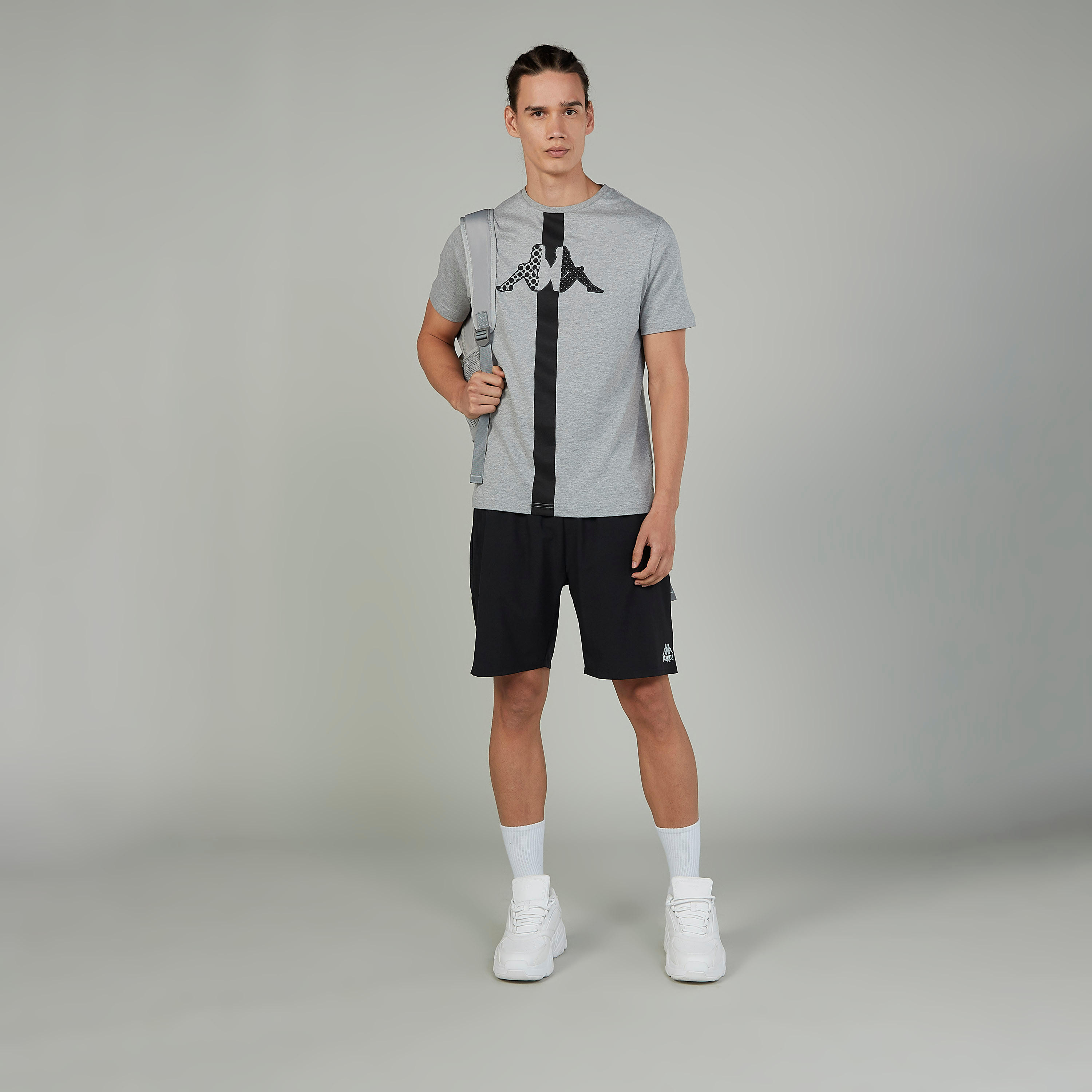 تيشيرت بياقة مستديرة وأكمام قصيرة وطبعات من كابا-men-clothing-sportswearandactivewear-tshirtsandpolos-image-2