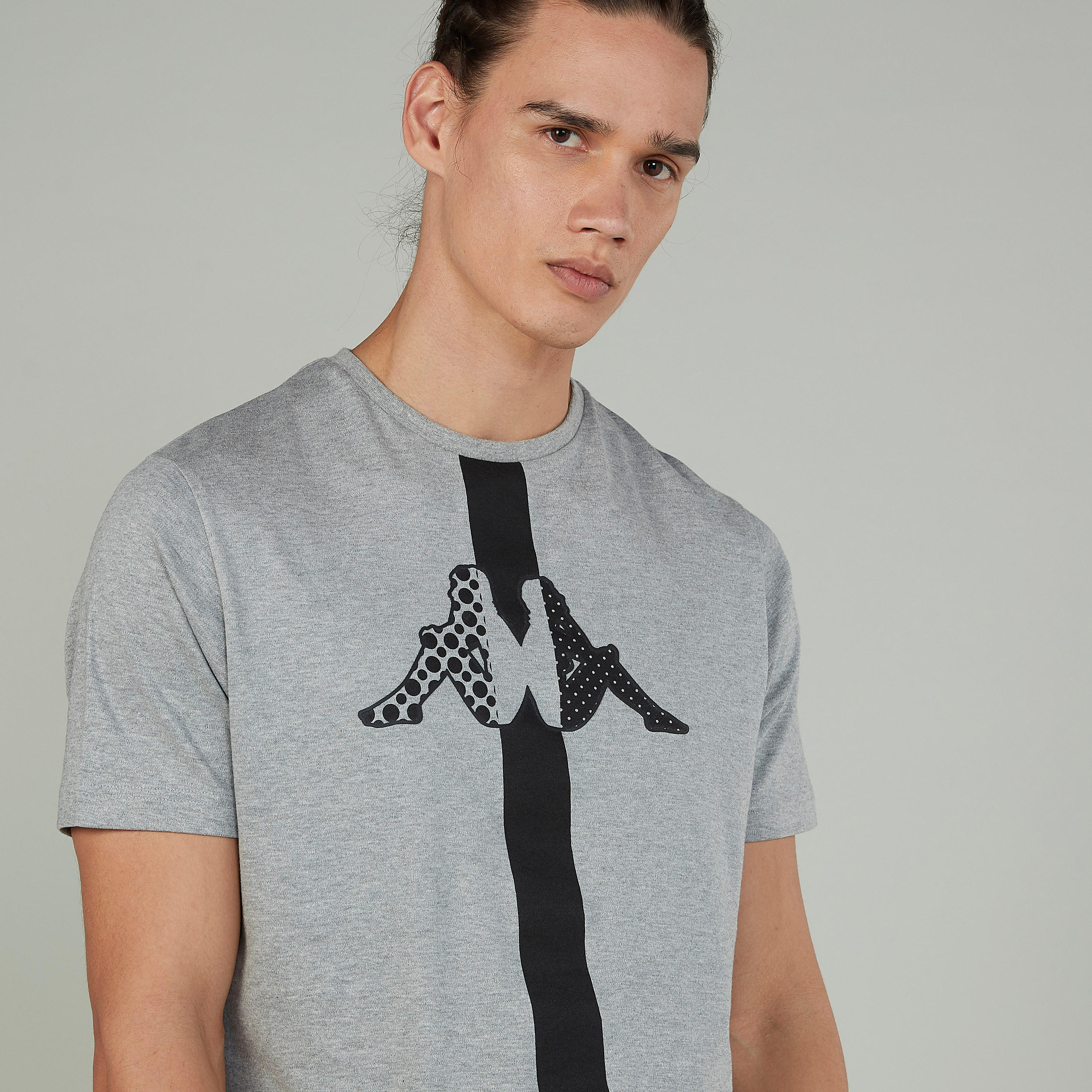 تيشيرت بياقة مستديرة وأكمام قصيرة وطبعات من كابا-men-clothing-sportswearandactivewear-tshirtsandpolos-image-3