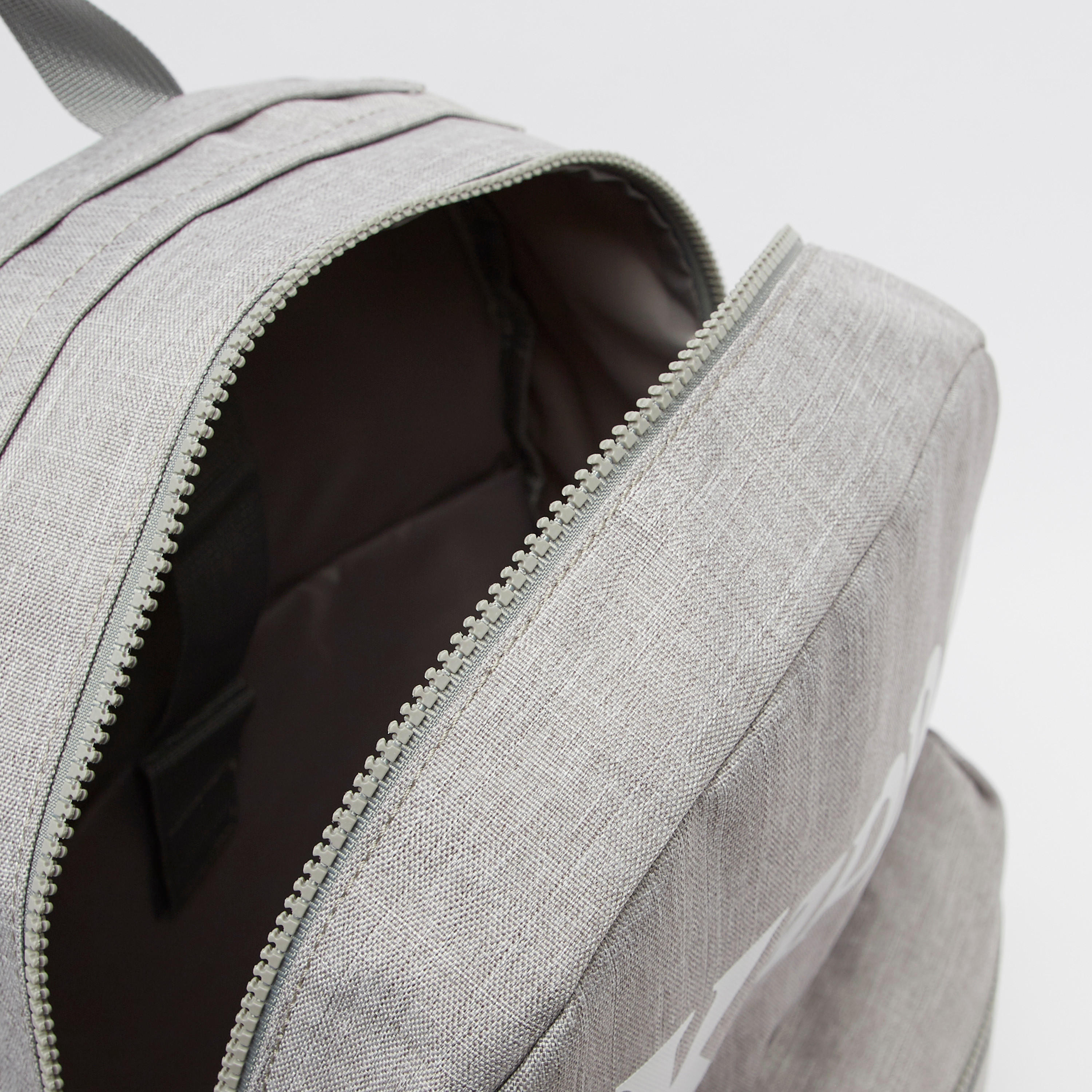 شنطة ظهر بسحّاب إغلاق وحمّالات قابلة للتعديل وطبعات من كابا-men-bags-image-1