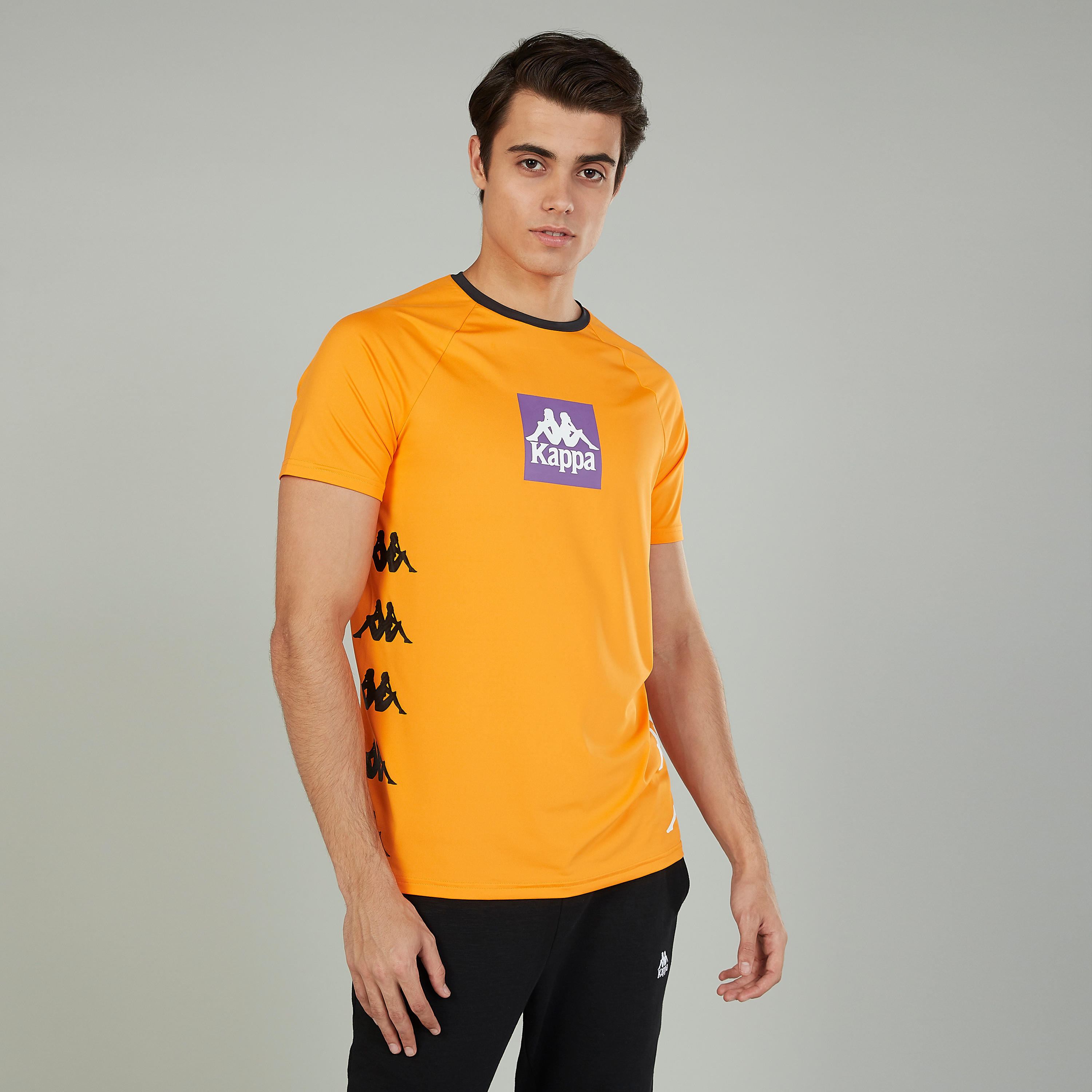 تيشيرت بياقة ضيّقة وأكمام قصيرة وطبعات من كابا-men-clothing-sportswearandactivewear-tshirtsandpolos-image-4
