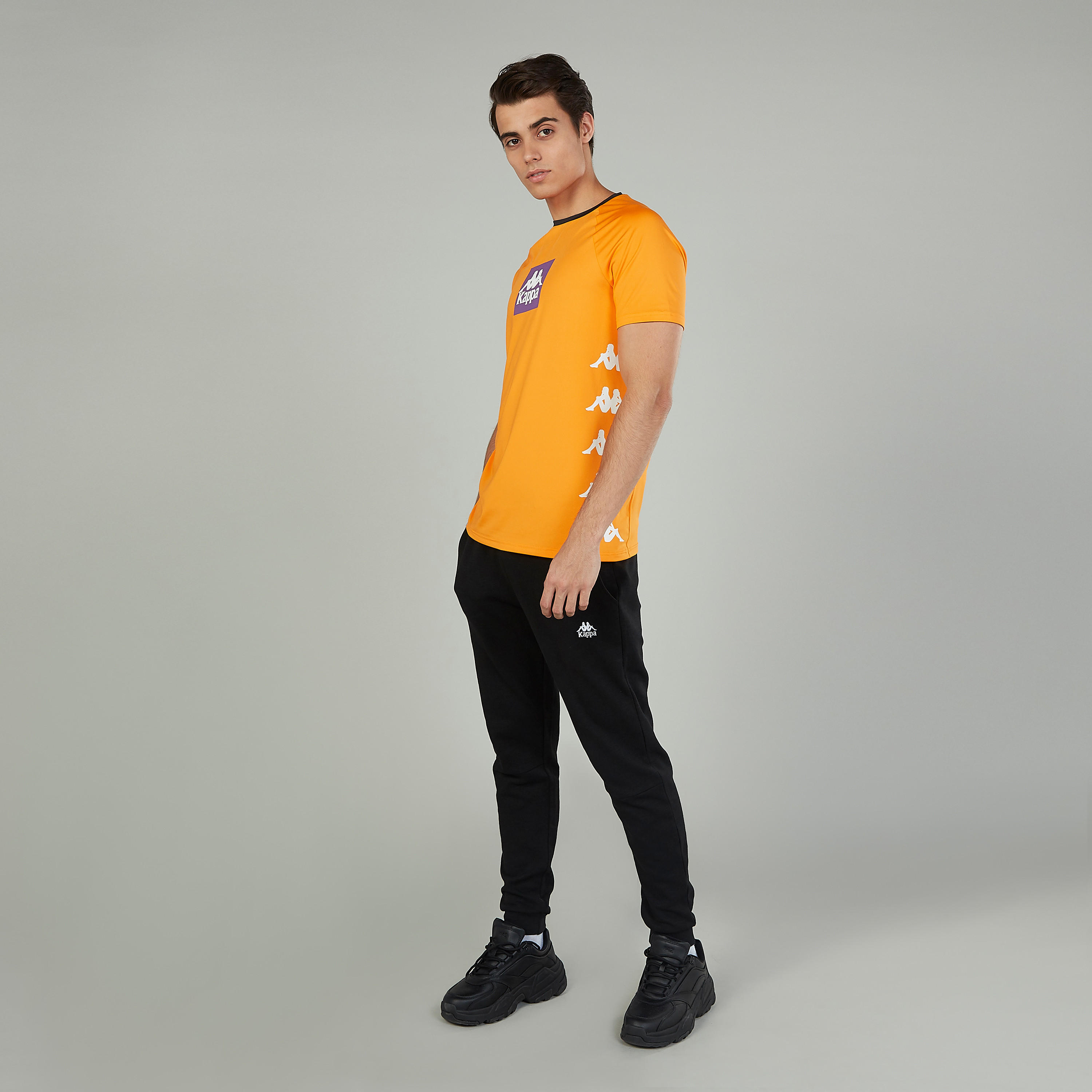تيشيرت بياقة ضيّقة وأكمام قصيرة وطبعات من كابا-men-clothing-sportswearandactivewear-tshirtsandpolos-image-3