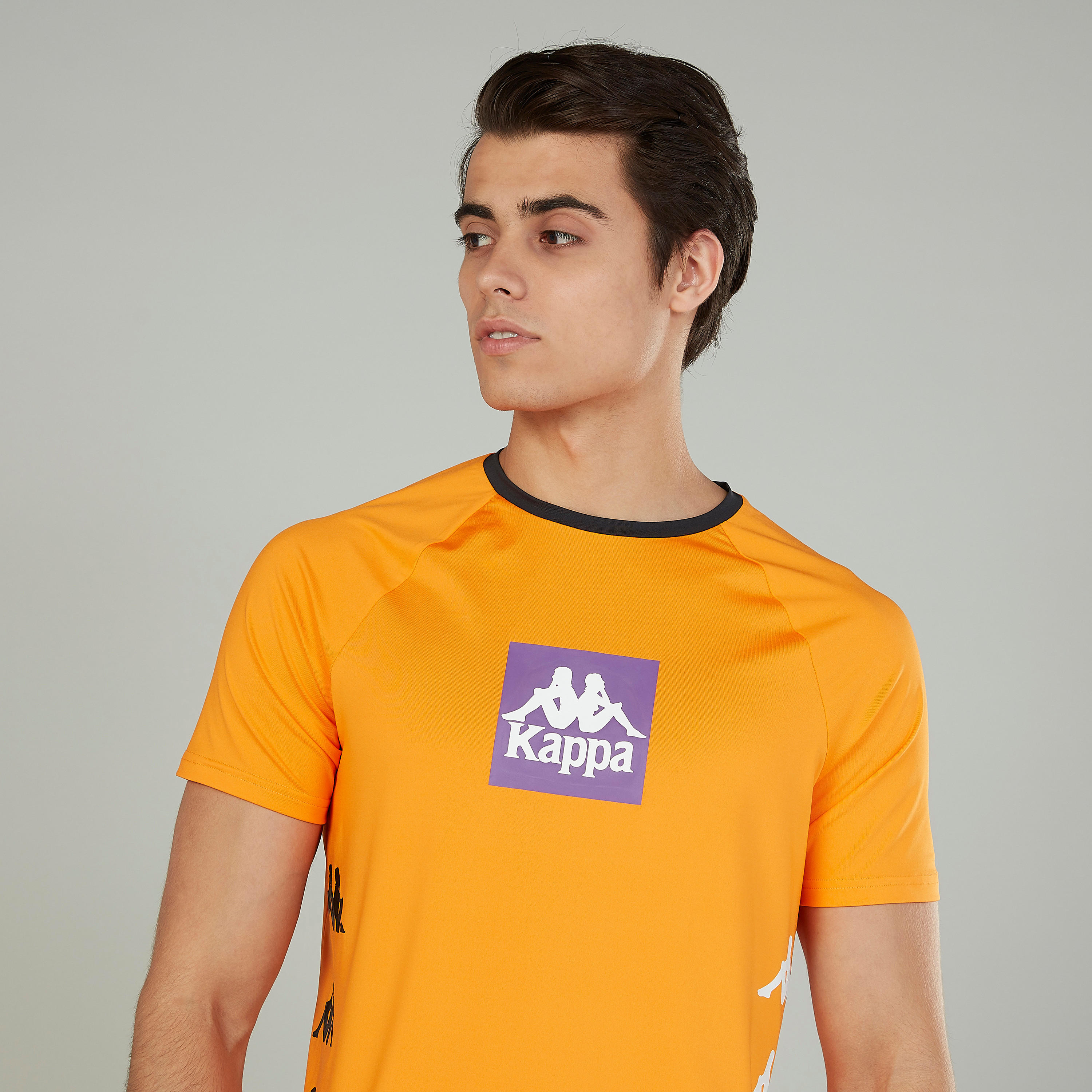 تيشيرت بياقة ضيّقة وأكمام قصيرة وطبعات من كابا-men-clothing-sportswearandactivewear-tshirtsandpolos-image-2