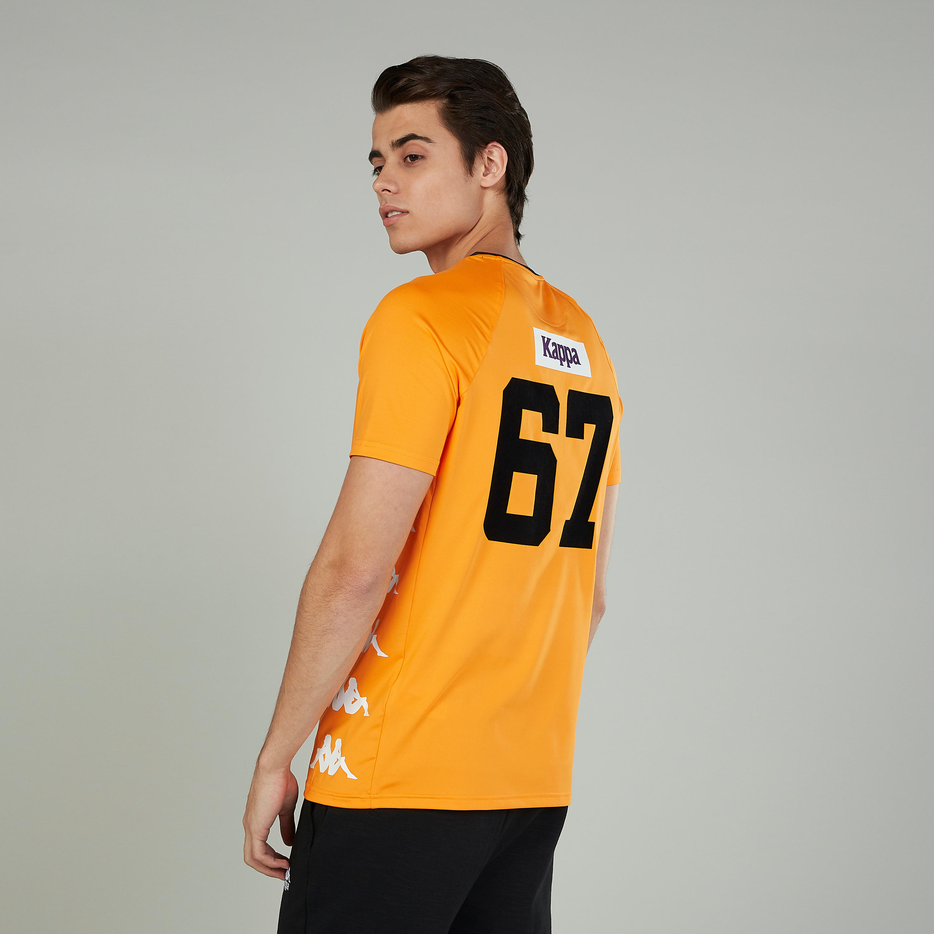 تيشيرت بياقة ضيّقة وأكمام قصيرة وطبعات من كابا-men-clothing-sportswearandactivewear-tshirtsandpolos-image-1