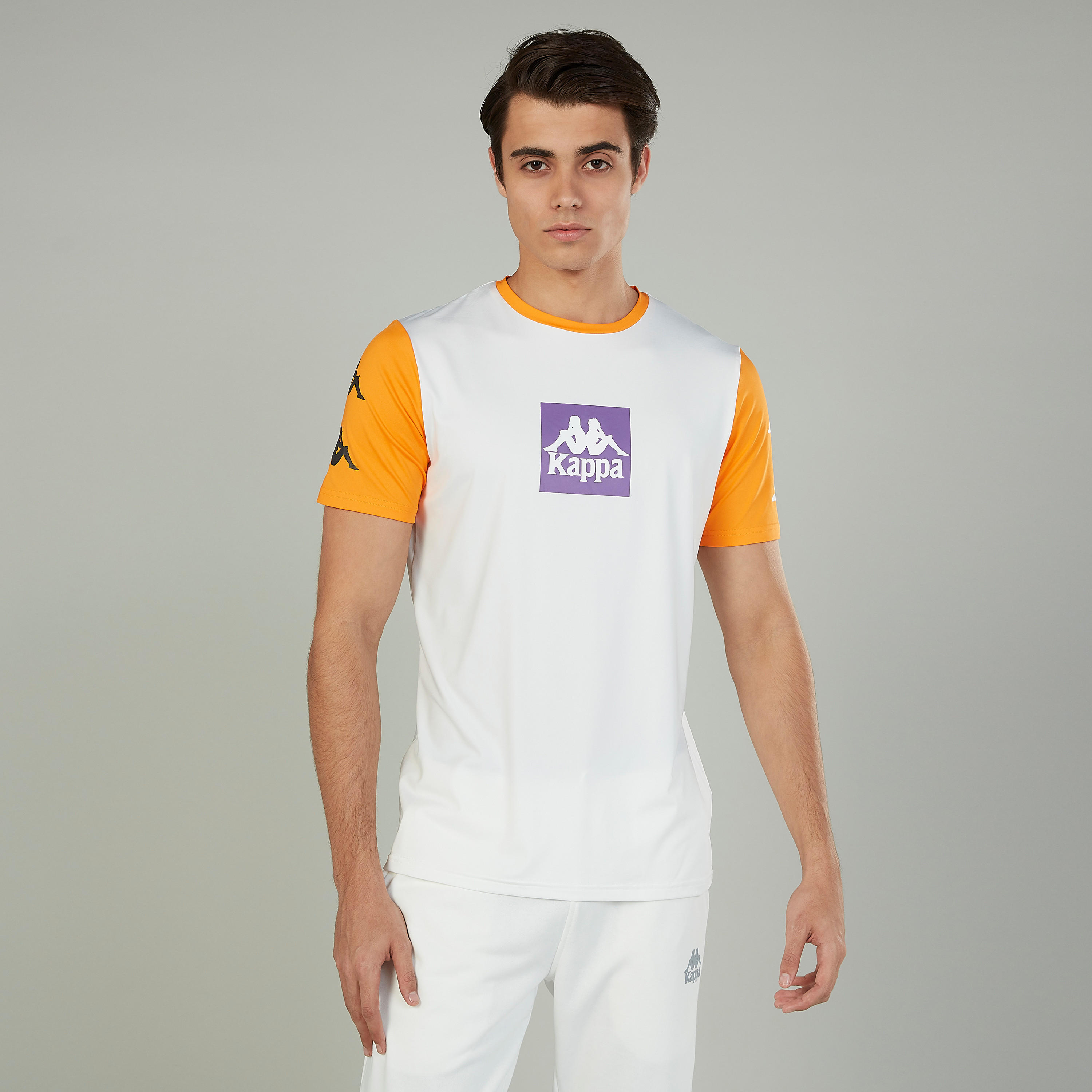 تيشيرت بياقة ضيّقة وأكمام قصيرة وطبعات من كابا-men-clothing-sportswearandactivewear-tshirtsandpolos-image-1