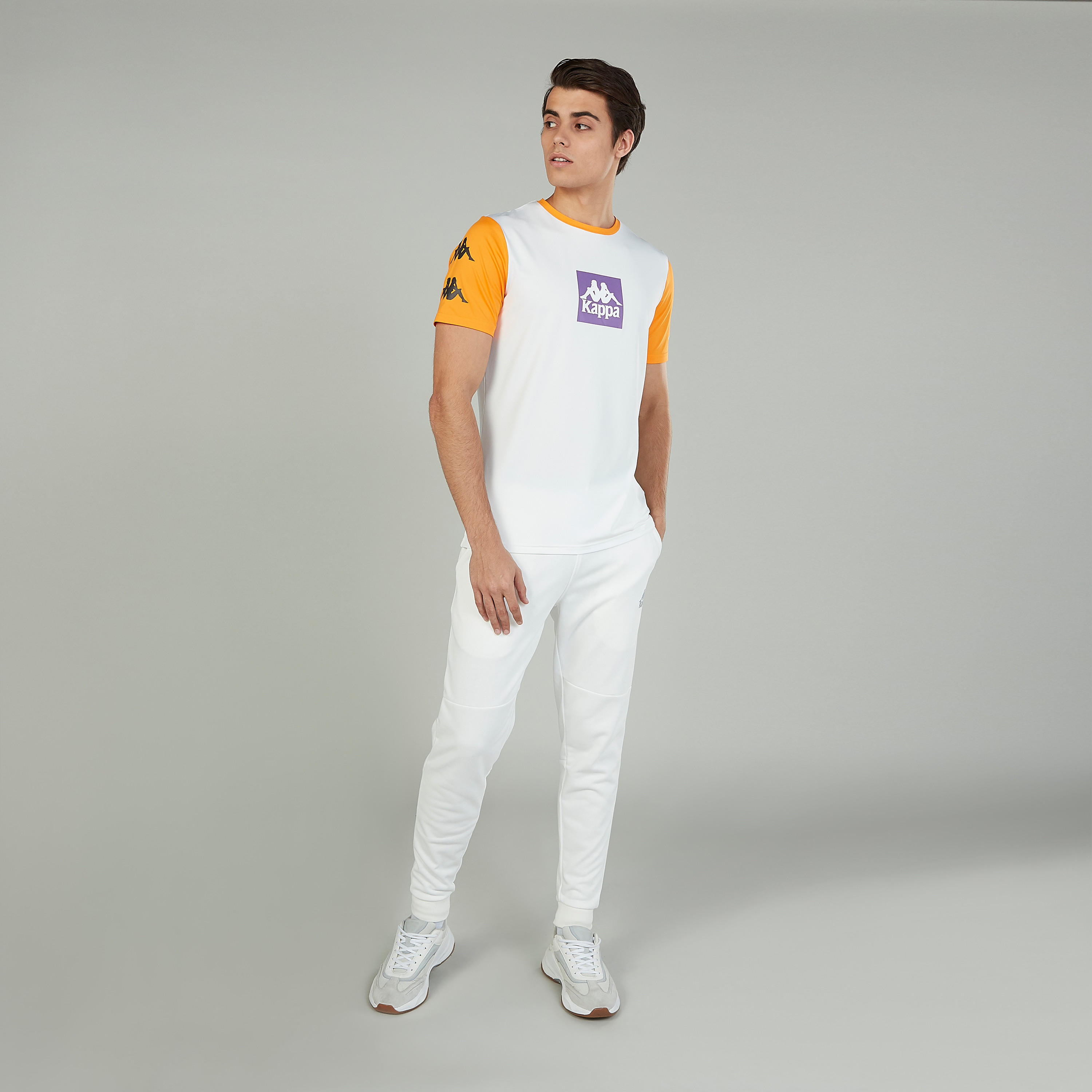 تيشيرت بياقة ضيّقة وأكمام قصيرة وطبعات من كابا-men-clothing-sportswearandactivewear-tshirtsandpolos-image-2