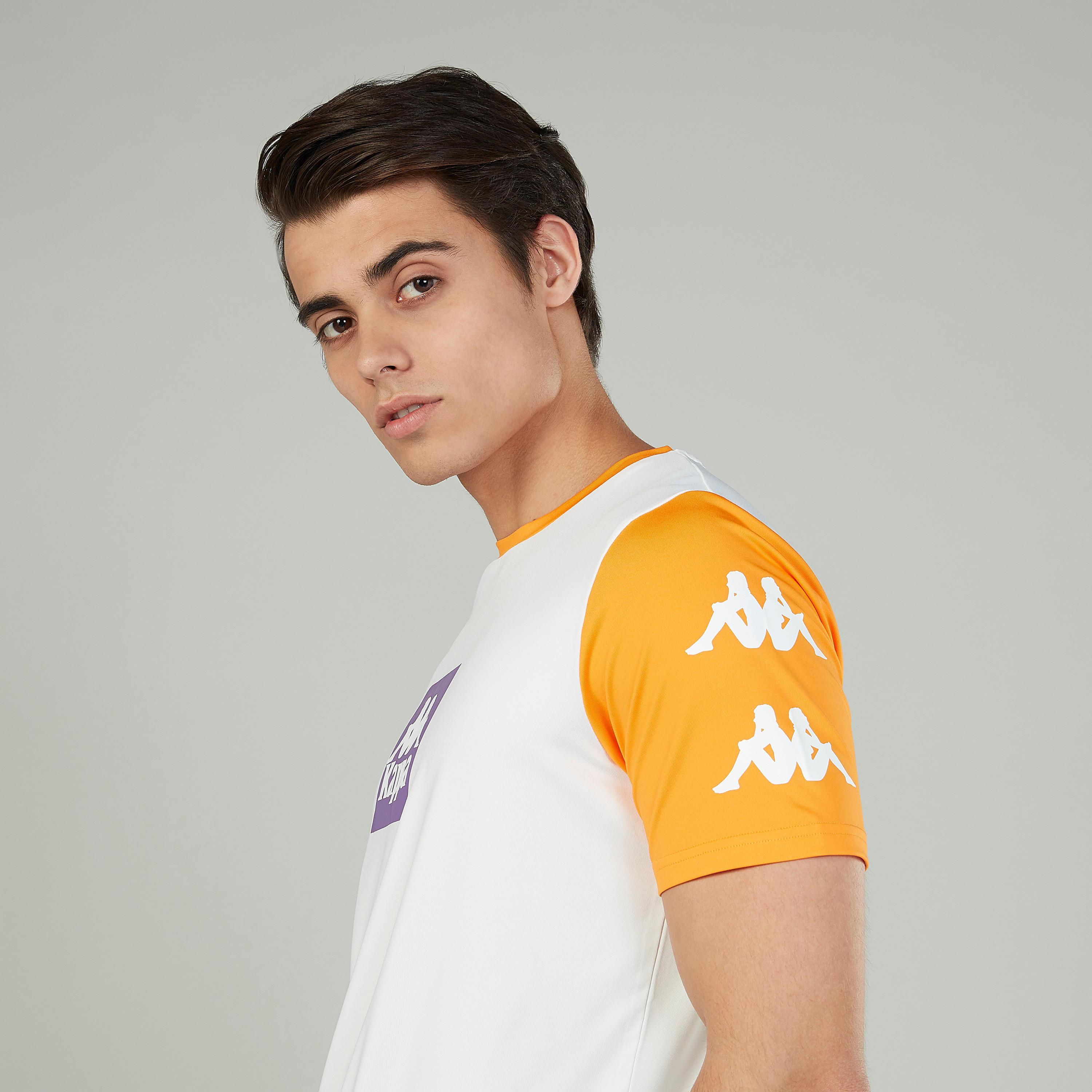 تيشيرت بياقة ضيّقة وأكمام قصيرة وطبعات من كابا-men-clothing-sportswearandactivewear-tshirtsandpolos-image-3