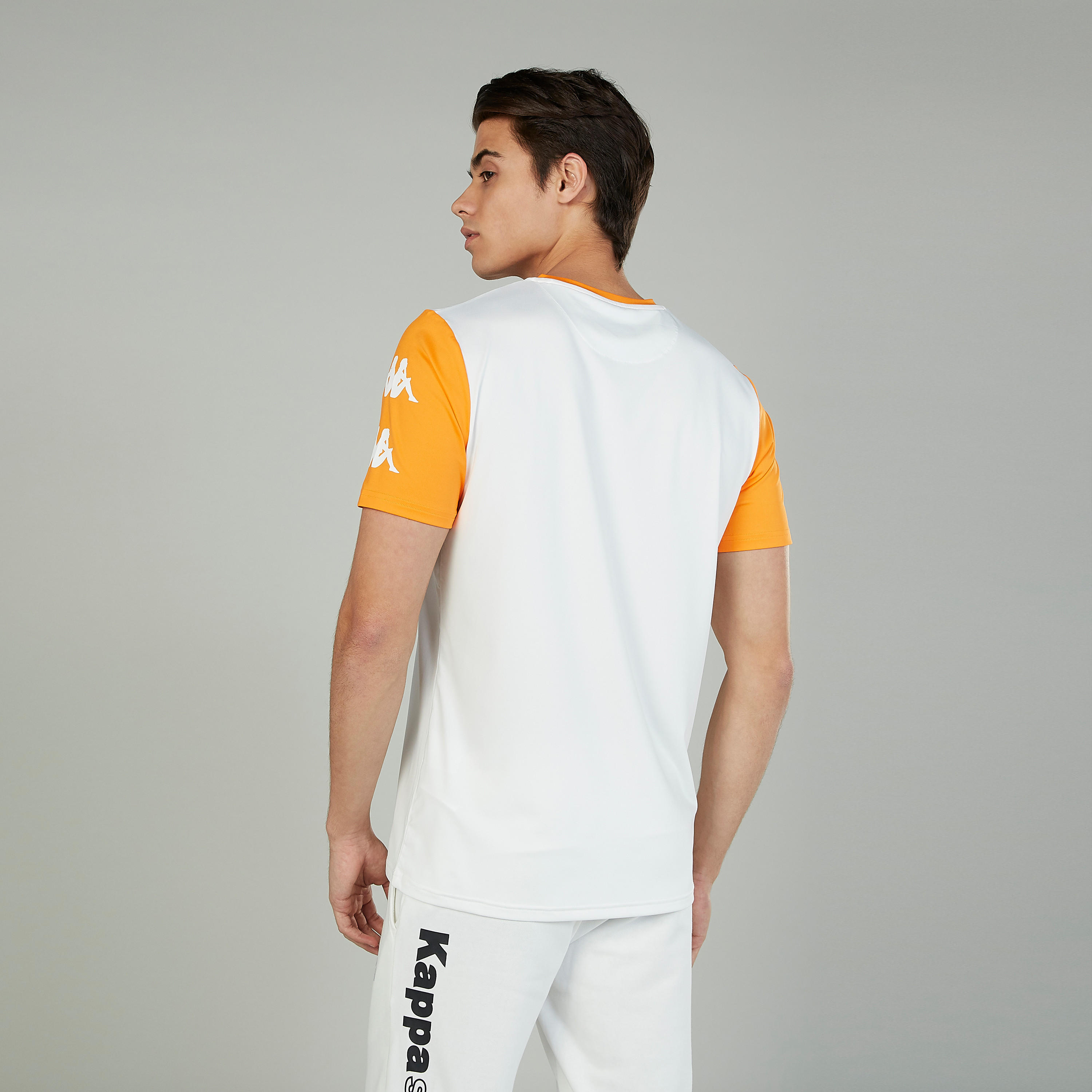 تيشيرت بياقة ضيّقة وأكمام قصيرة وطبعات من كابا-men-clothing-sportswearandactivewear-tshirtsandpolos-image-4