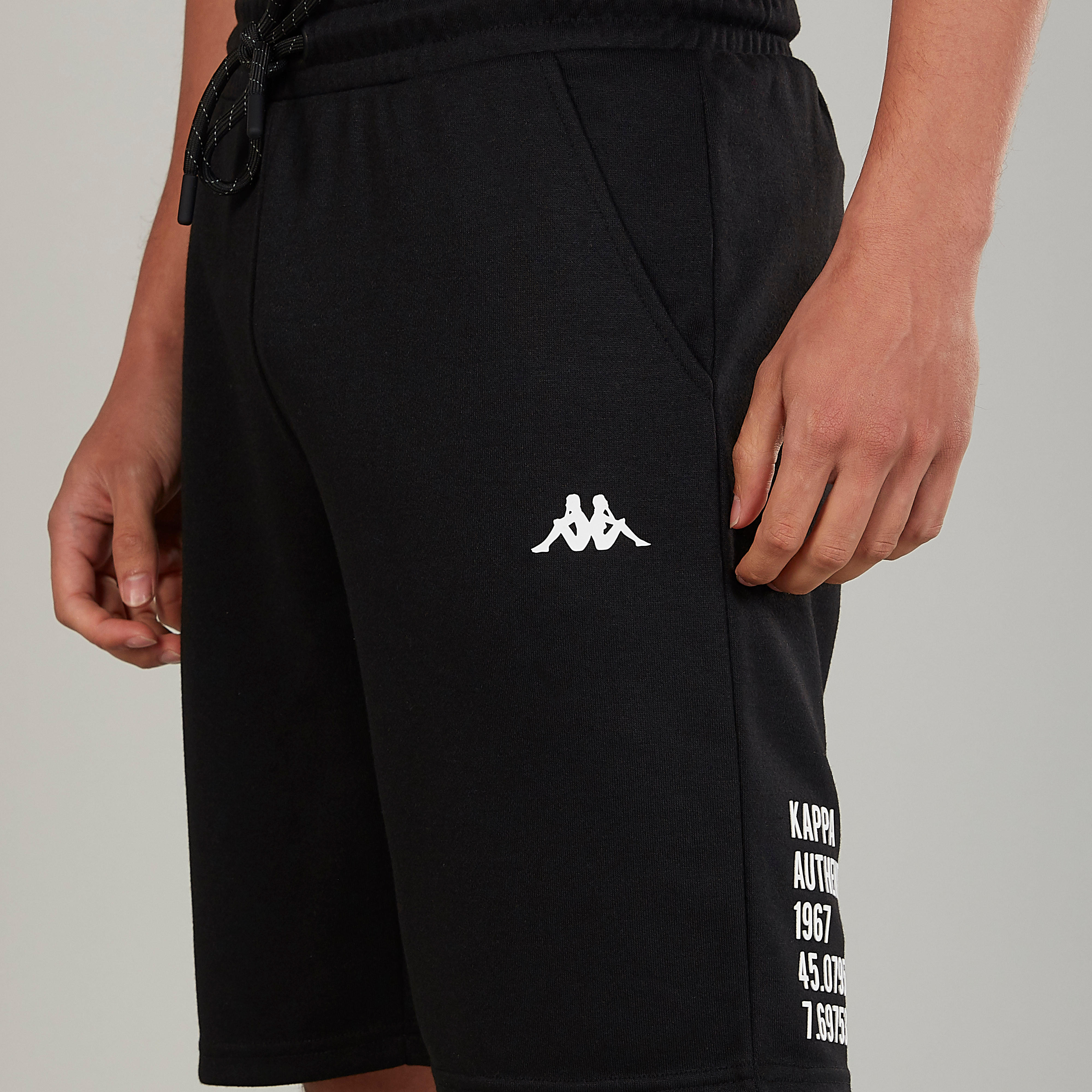 شورت برباط وجيوب وطبعات من كابا-men-clothing-sportswearandactivewear-bottoms-image-3
