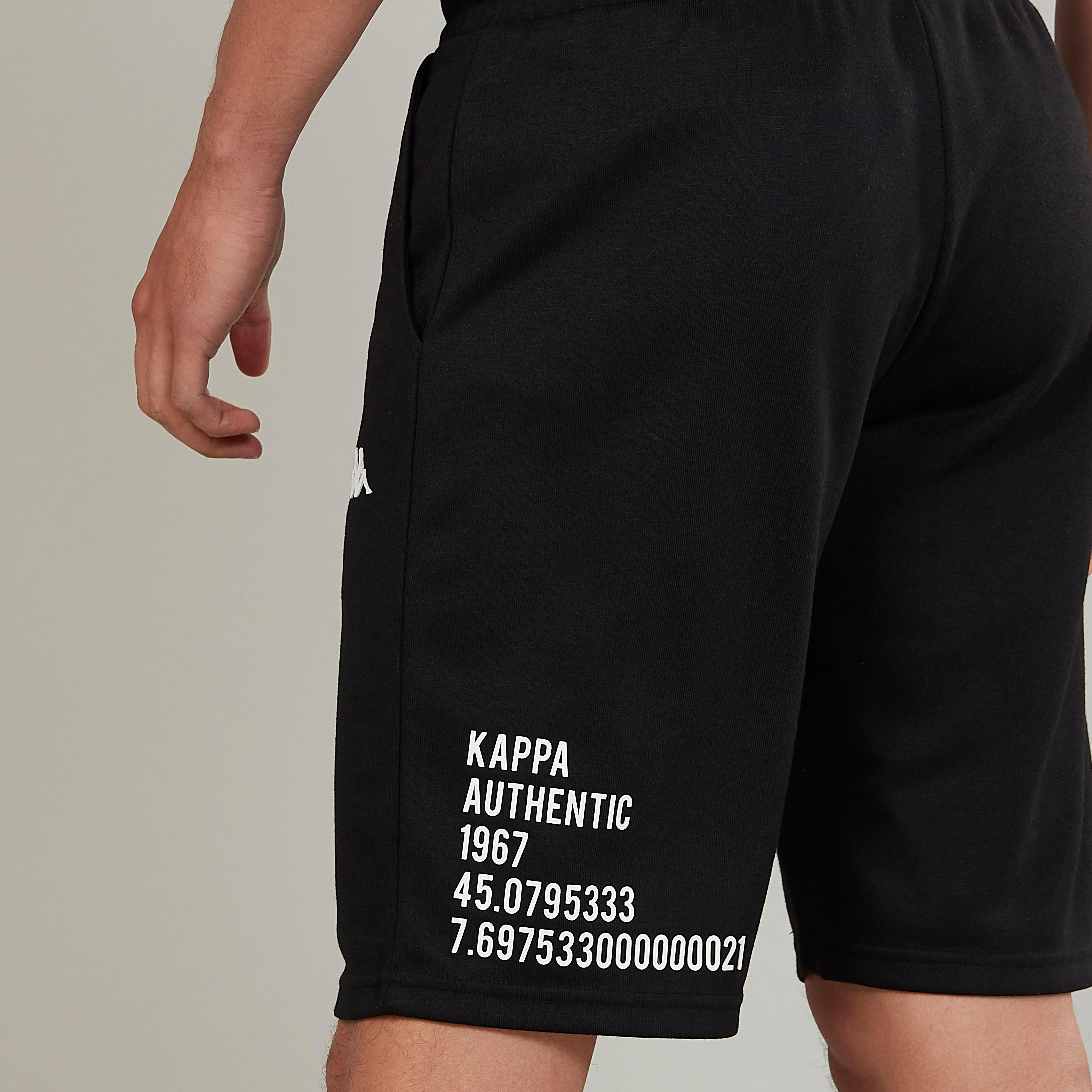 شورت برباط وجيوب وطبعات من كابا-men-clothing-sportswearandactivewear-bottoms-image-1
