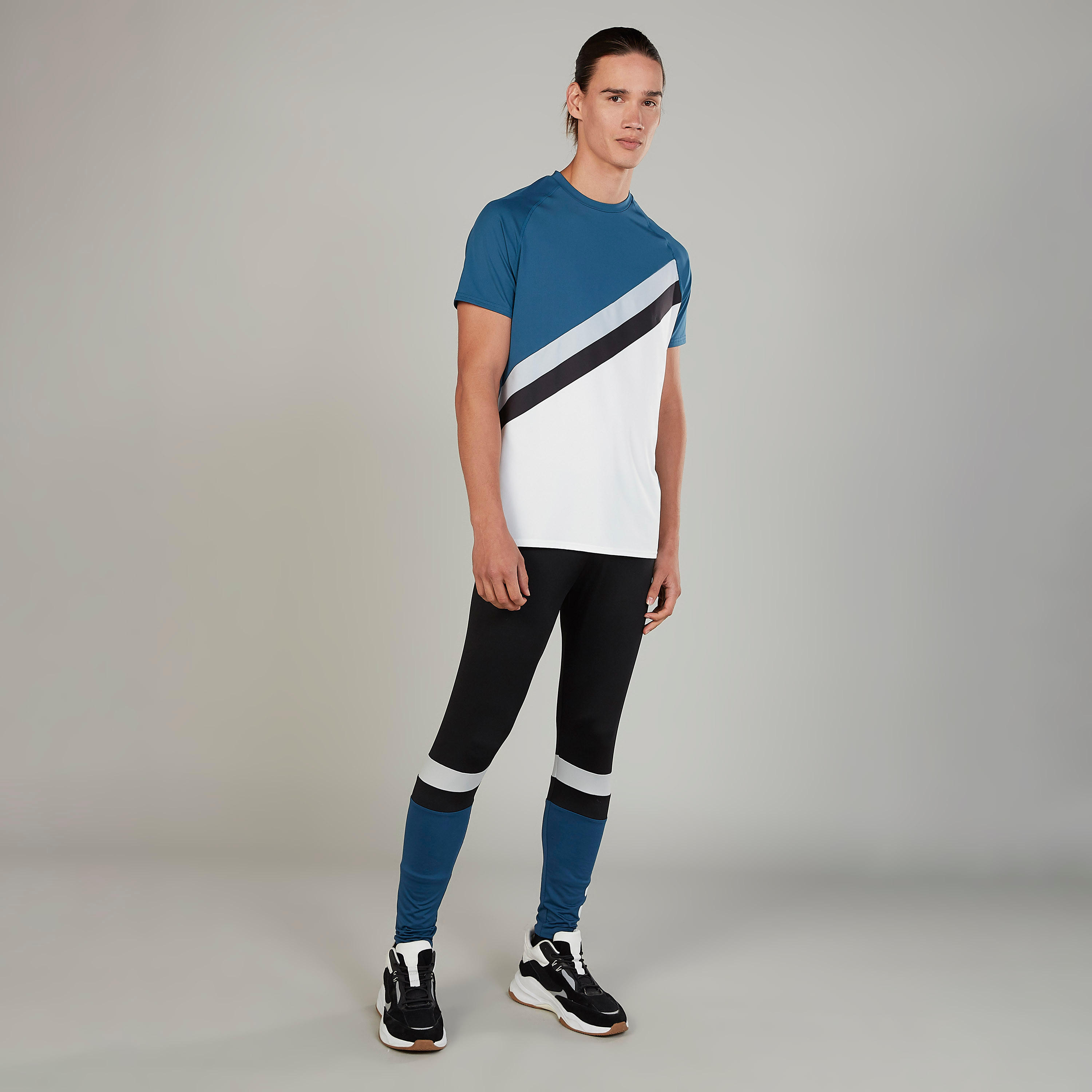 تيشيرت بياقة ضيّقة وأكمام قصيرة وطبعات من كابا-men-clothing-sportswearandactivewear-tshirtsandpolos-image-2
