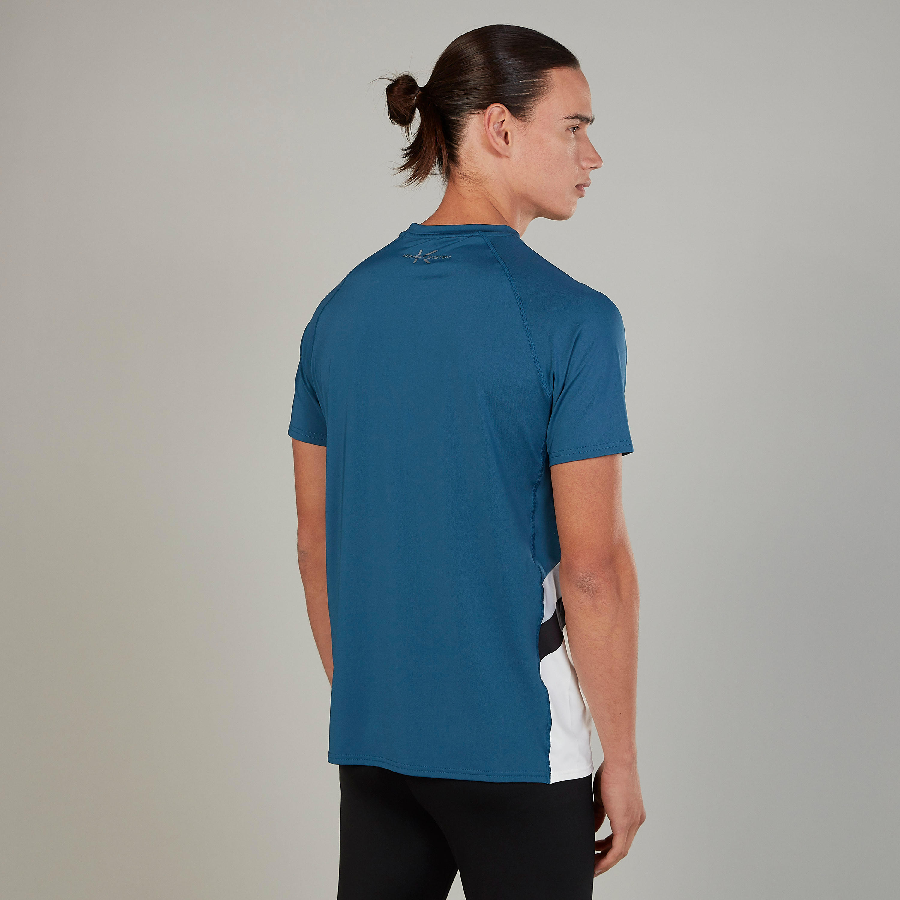 تيشيرت بياقة ضيّقة وأكمام قصيرة وطبعات من كابا-men-clothing-sportswearandactivewear-tshirtsandpolos-image-4