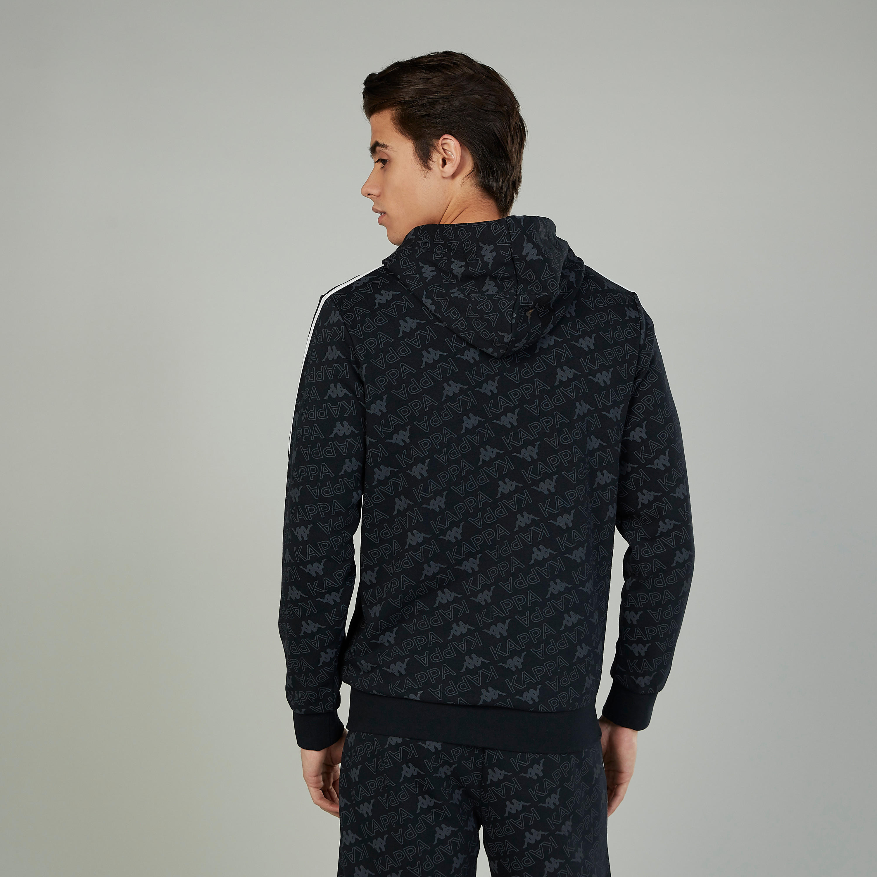 هودي بأكمام طويلة وجيوب كانجارو وطبعات من كابا-men-winterwear-hoodiesandsweatshirts-image-2