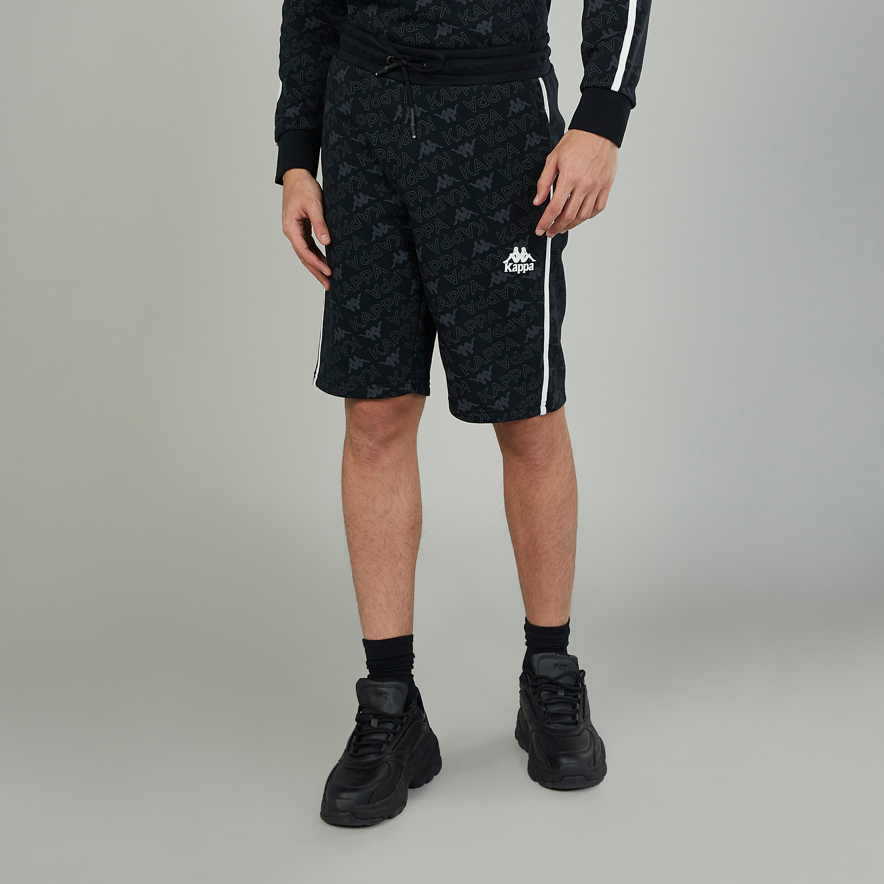 شورت بخصر مطاطي وجيوب وطبعات من كابا-men-clothing-sportswearandactivewear-bottoms-image-1