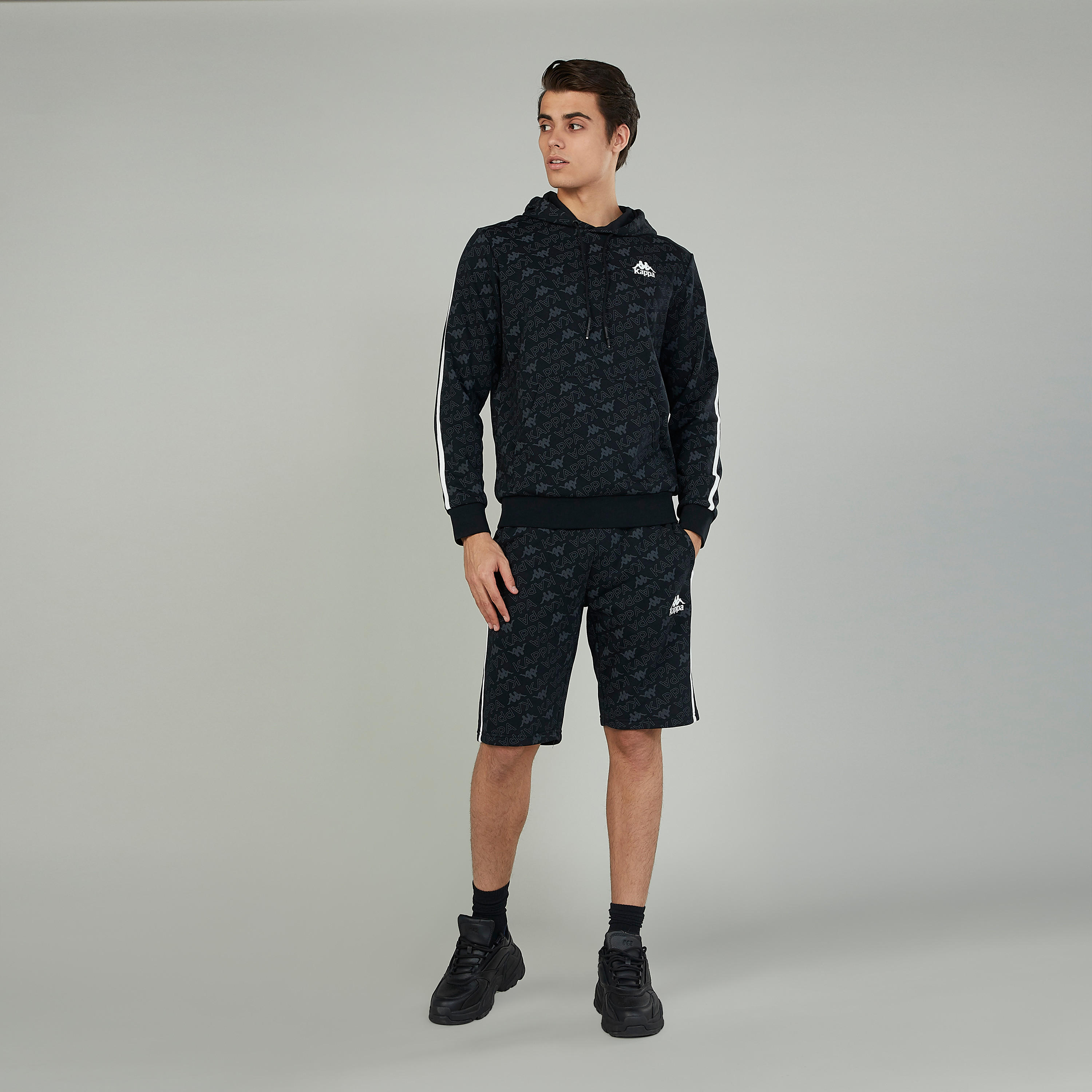 شورت بخصر مطاطي وجيوب وطبعات من كابا-men-clothing-sportswearandactivewear-bottoms-image-2