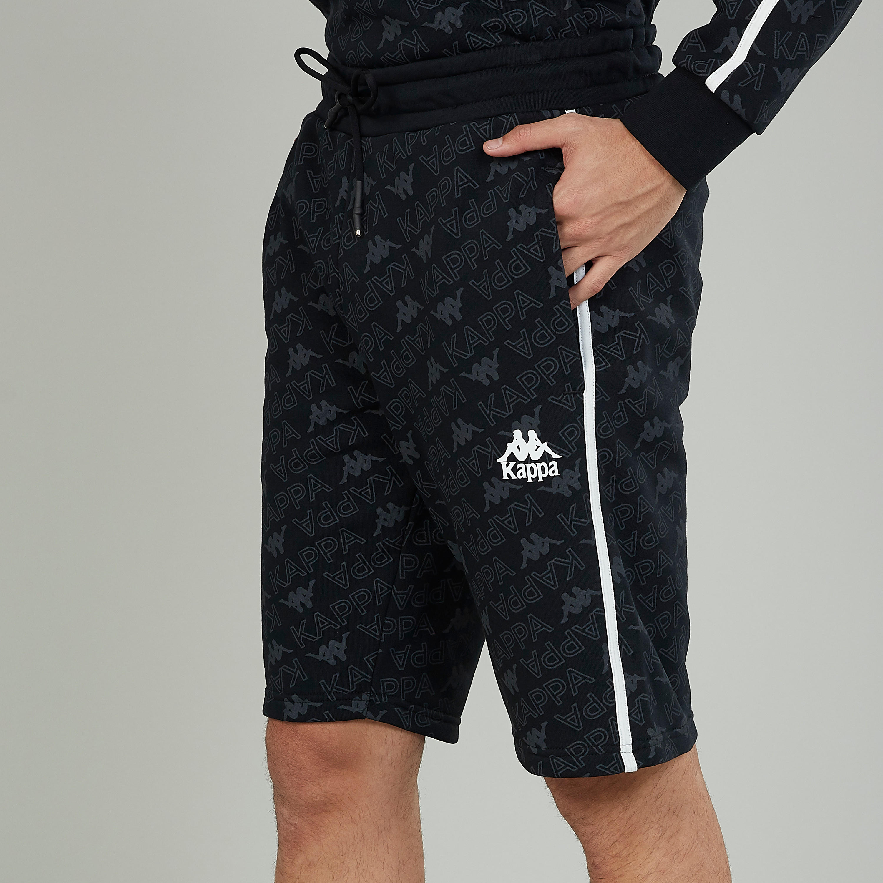 شورت بخصر مطاطي وجيوب وطبعات من كابا-men-clothing-sportswearandactivewear-bottoms-image-3