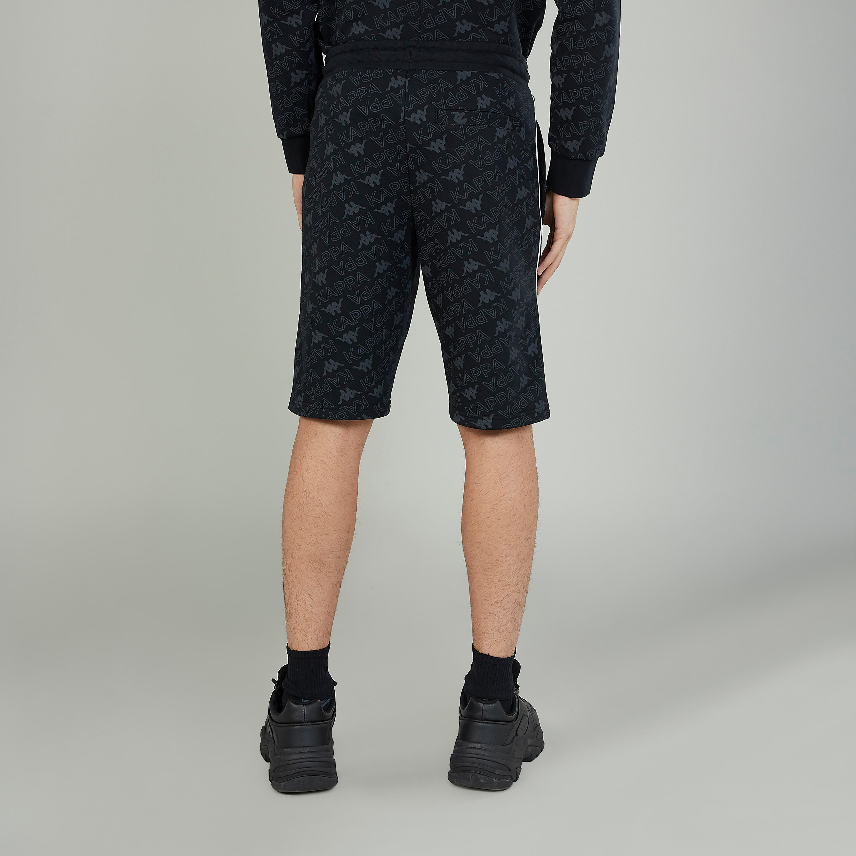 شورت بخصر مطاطي وجيوب وطبعات من كابا-men-clothing-sportswearandactivewear-bottoms-image-4