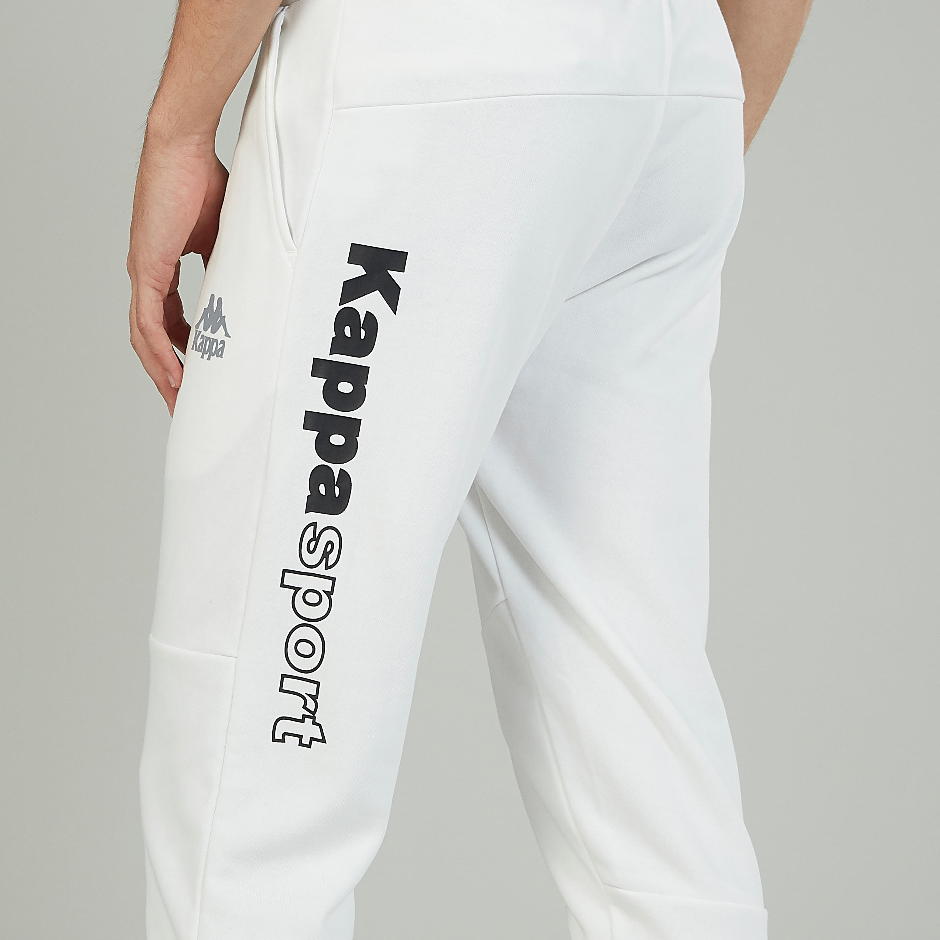 بنطلون رياضي بخصر مطّاطي وجيوب وطبعات من كابا-men-clothing-sportswearandactivewear-bottoms-image-3