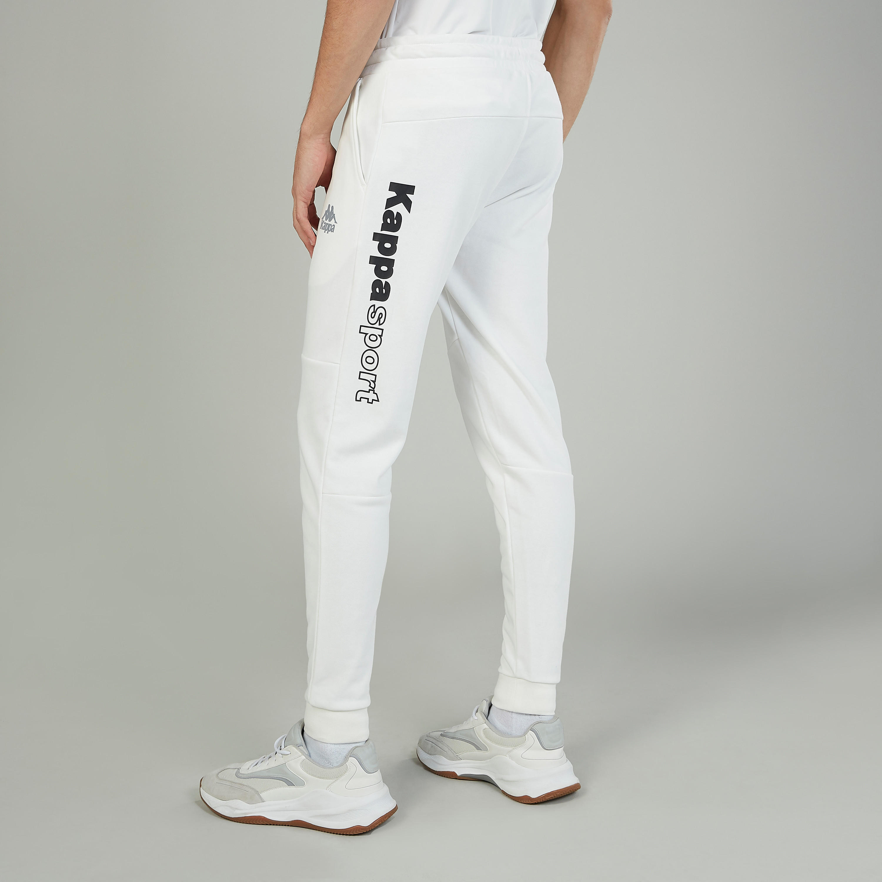 بنطلون رياضي بخصر مطّاطي وجيوب وطبعات من كابا-men-clothing-sportswearandactivewear-bottoms-image-2