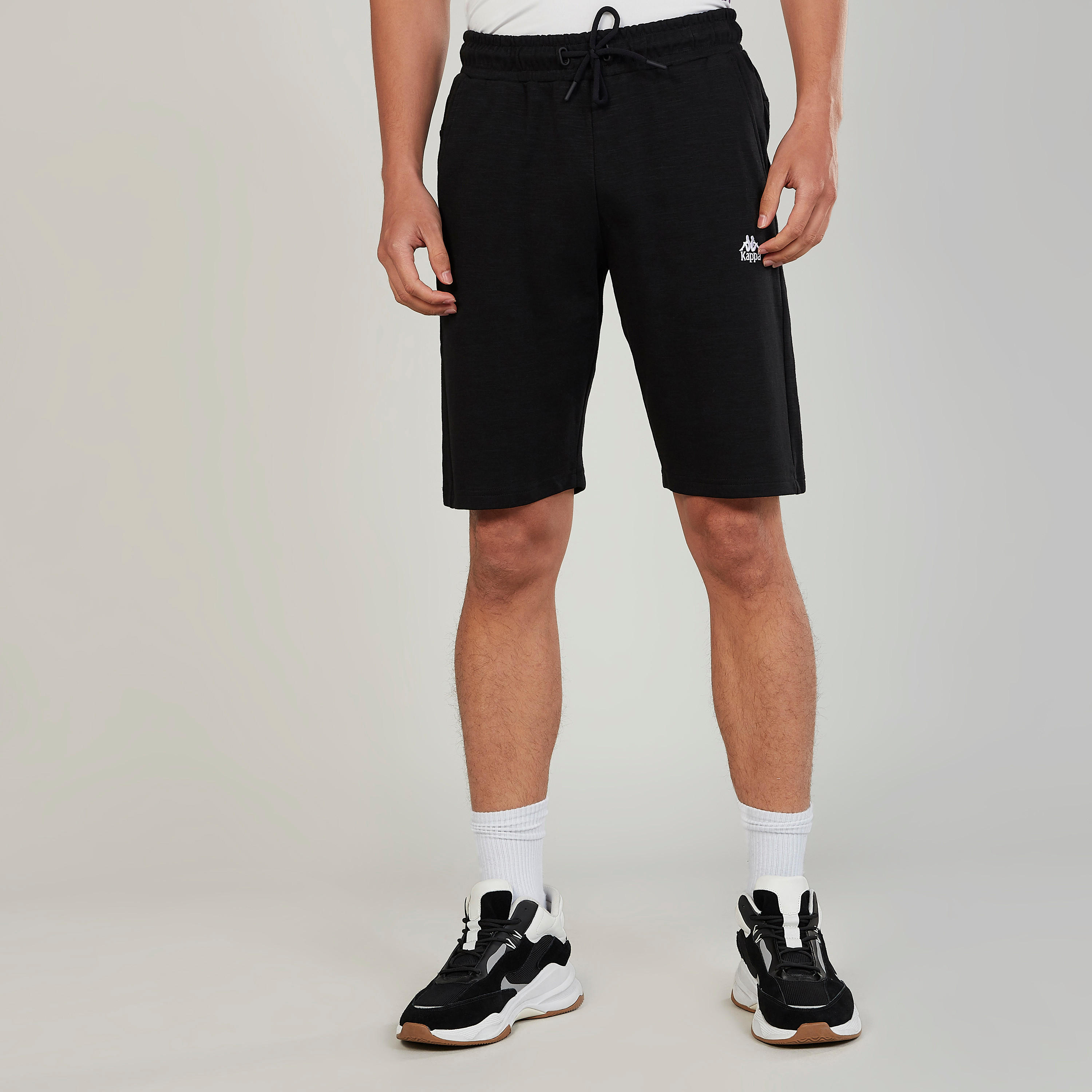 شورت سادة برباط وتفاصيل جيوب من كابا-men-clothing-sportswearandactivewear-bottoms-image-4