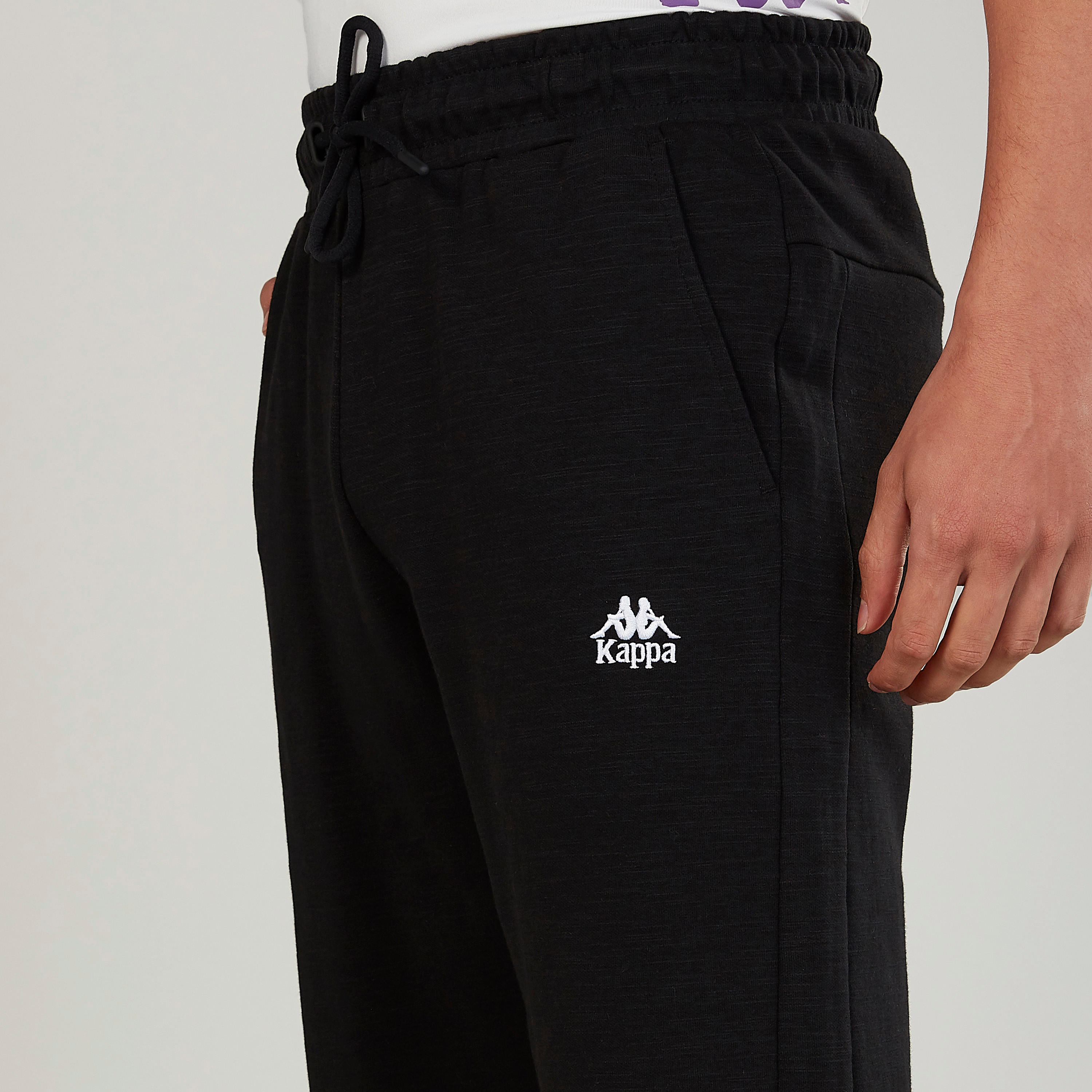 شورت سادة برباط وتفاصيل جيوب من كابا-men-clothing-sportswearandactivewear-bottoms-image-2