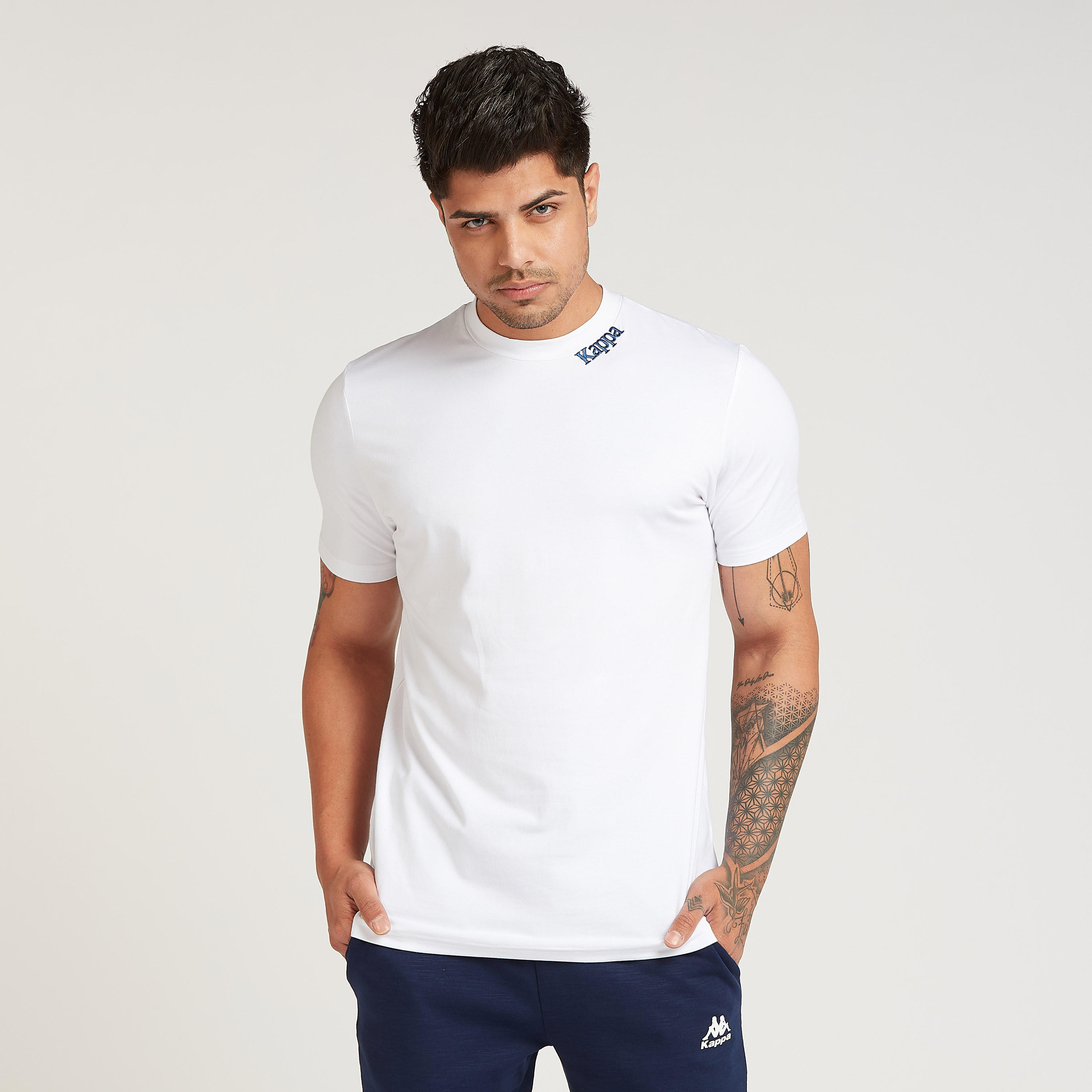 تيشيرت سادة بياقة ضيّقة وأكمام قصيرة وطبعات من كابا-men-clothing-sportswearandactivewear-tshirtsandpolos-image-4