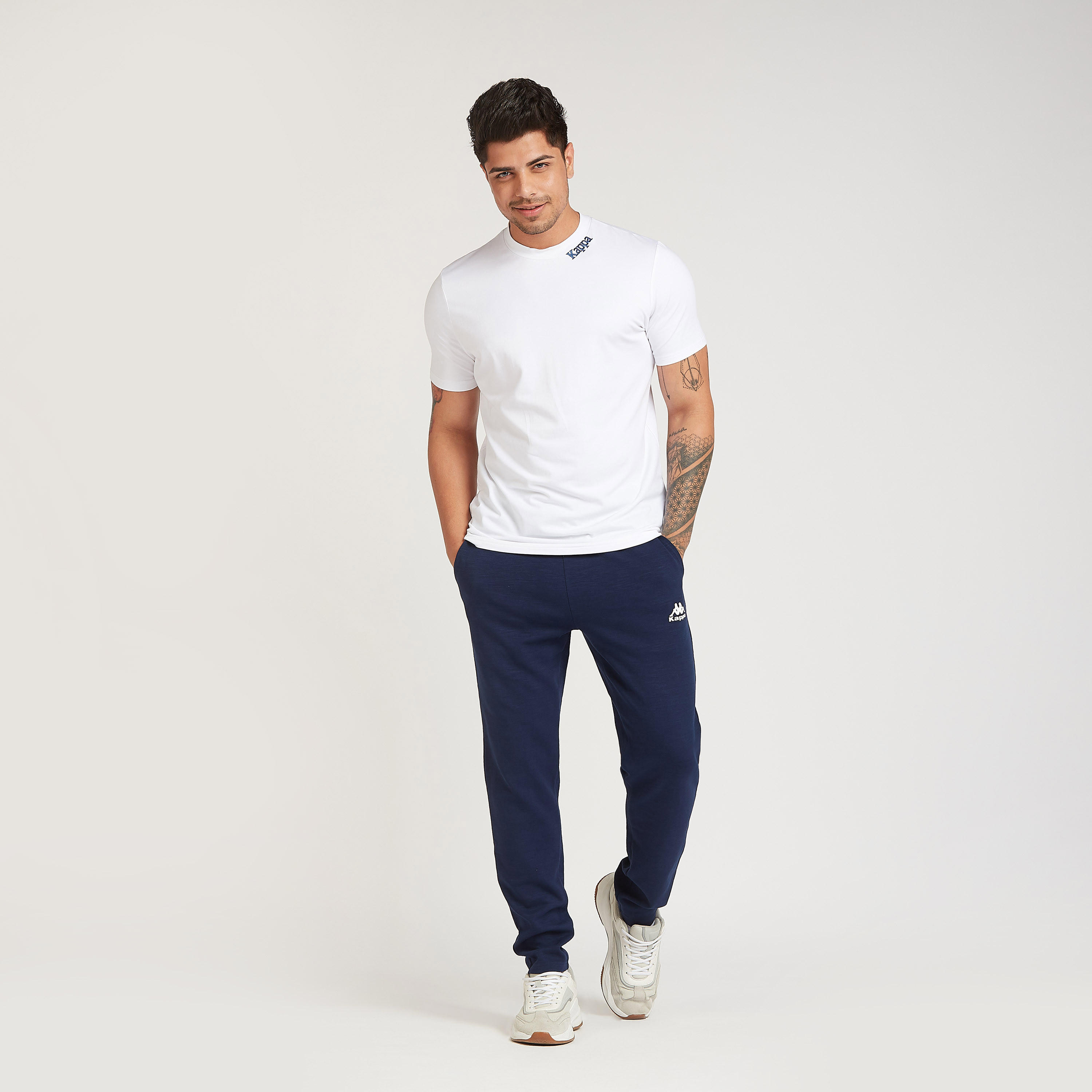 تيشيرت سادة بياقة ضيّقة وأكمام قصيرة وطبعات من كابا-men-clothing-sportswearandactivewear-tshirtsandpolos-image-3