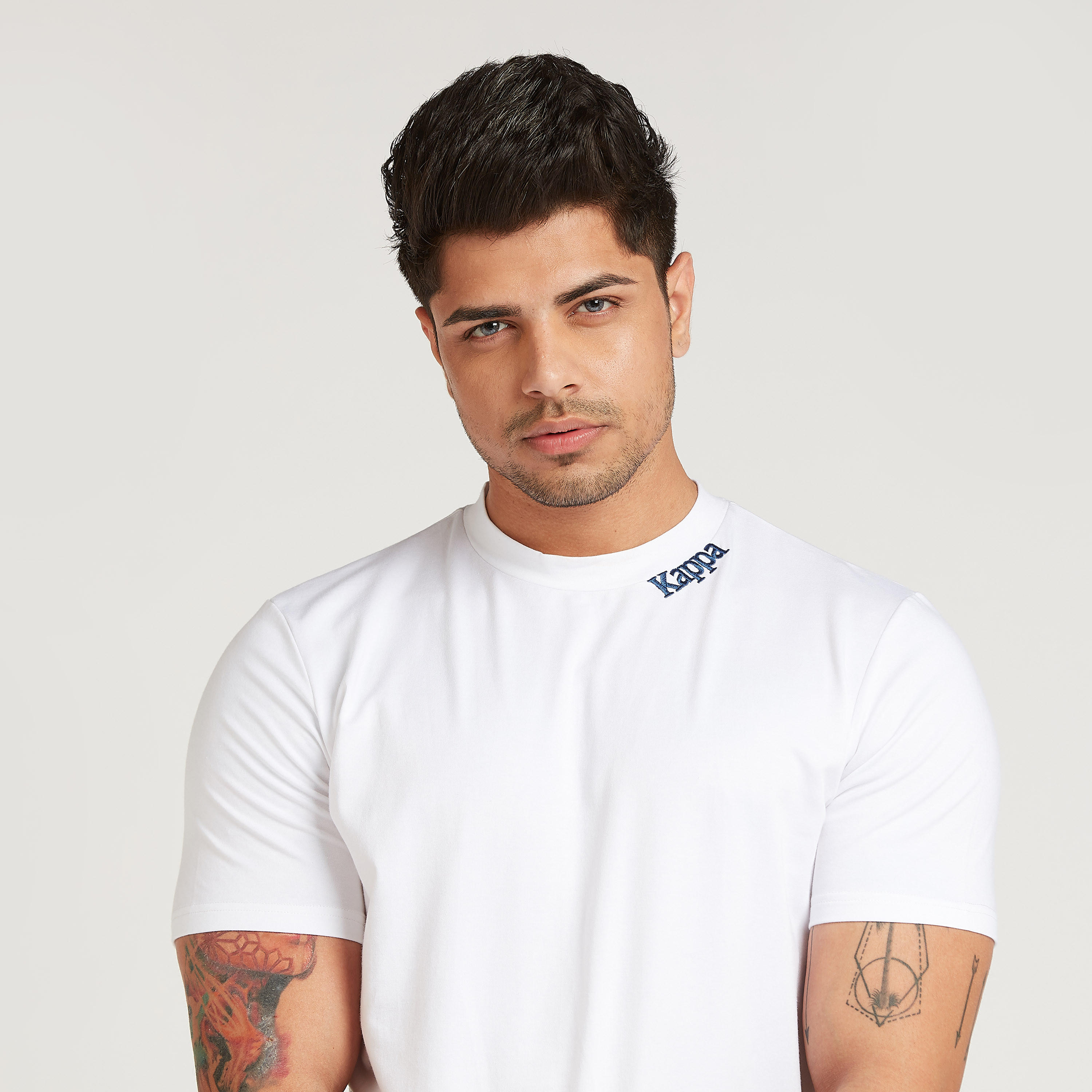 تيشيرت سادة بياقة ضيّقة وأكمام قصيرة وطبعات من كابا-men-clothing-sportswearandactivewear-tshirtsandpolos-image-2